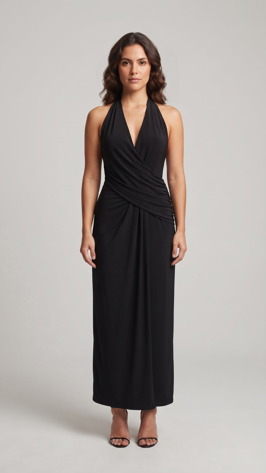 Vestido Largo con Cuello Halter y Drapeado Frontal