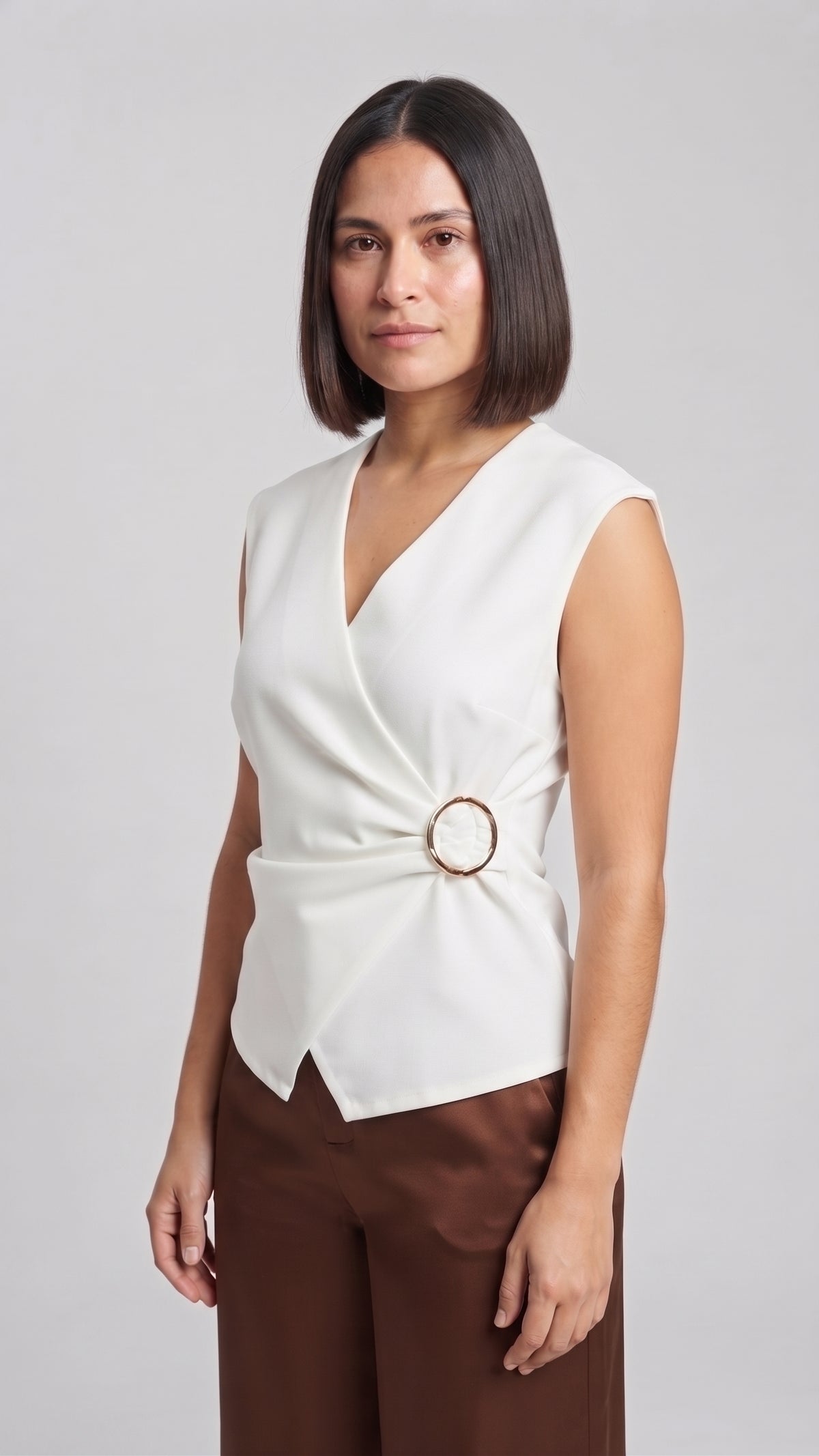Blusa Estructurada Cruzada con Argolla Dorada