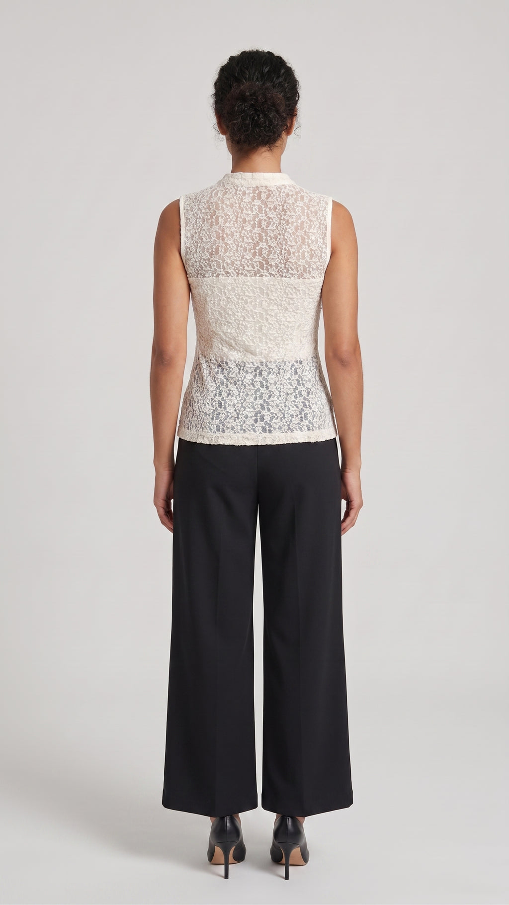 Blusa de Encaje con Cuello Mao y Nudos Tradicionales