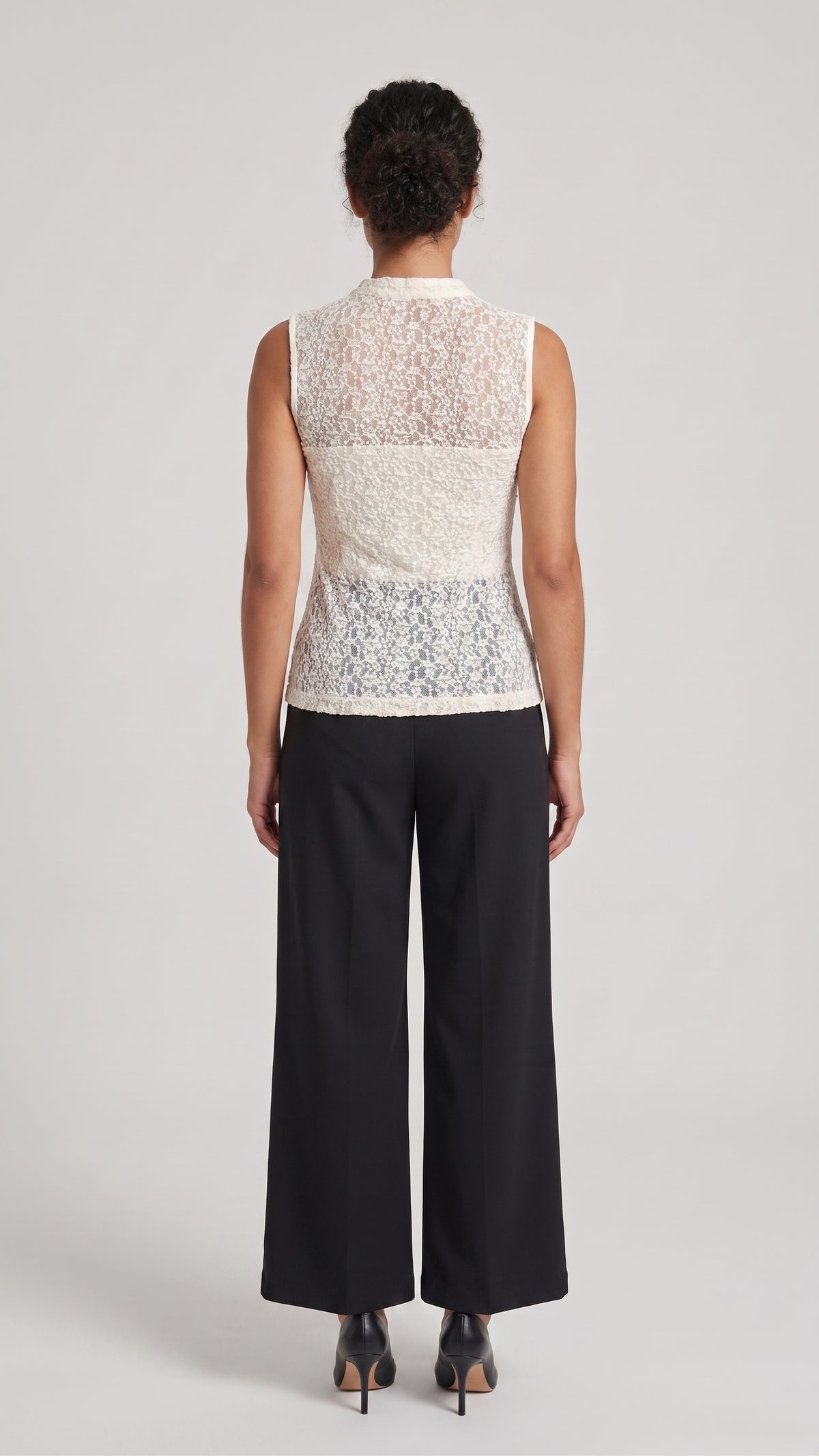 Blusa de Encaje con Cuello Mao y Nudos Tradicionales