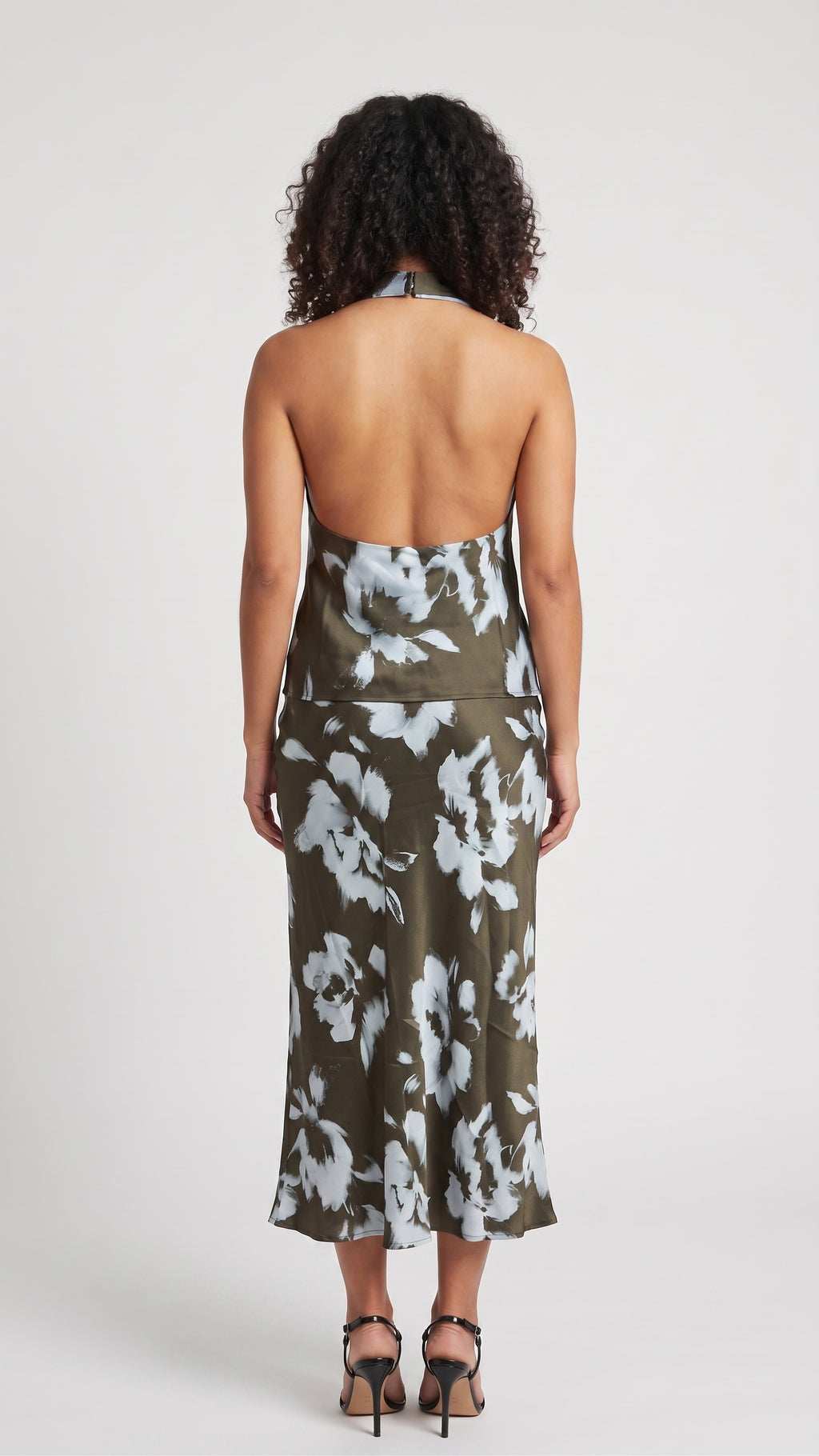 Conjunto de Satin Top Halter y Falda Midi
