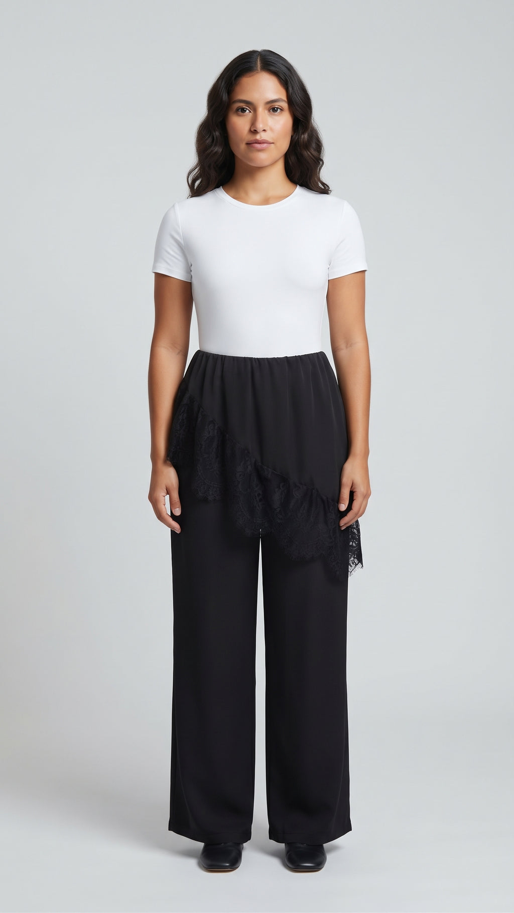Pantalón Fluido con Sobrefalda Asimétrica de Encaje