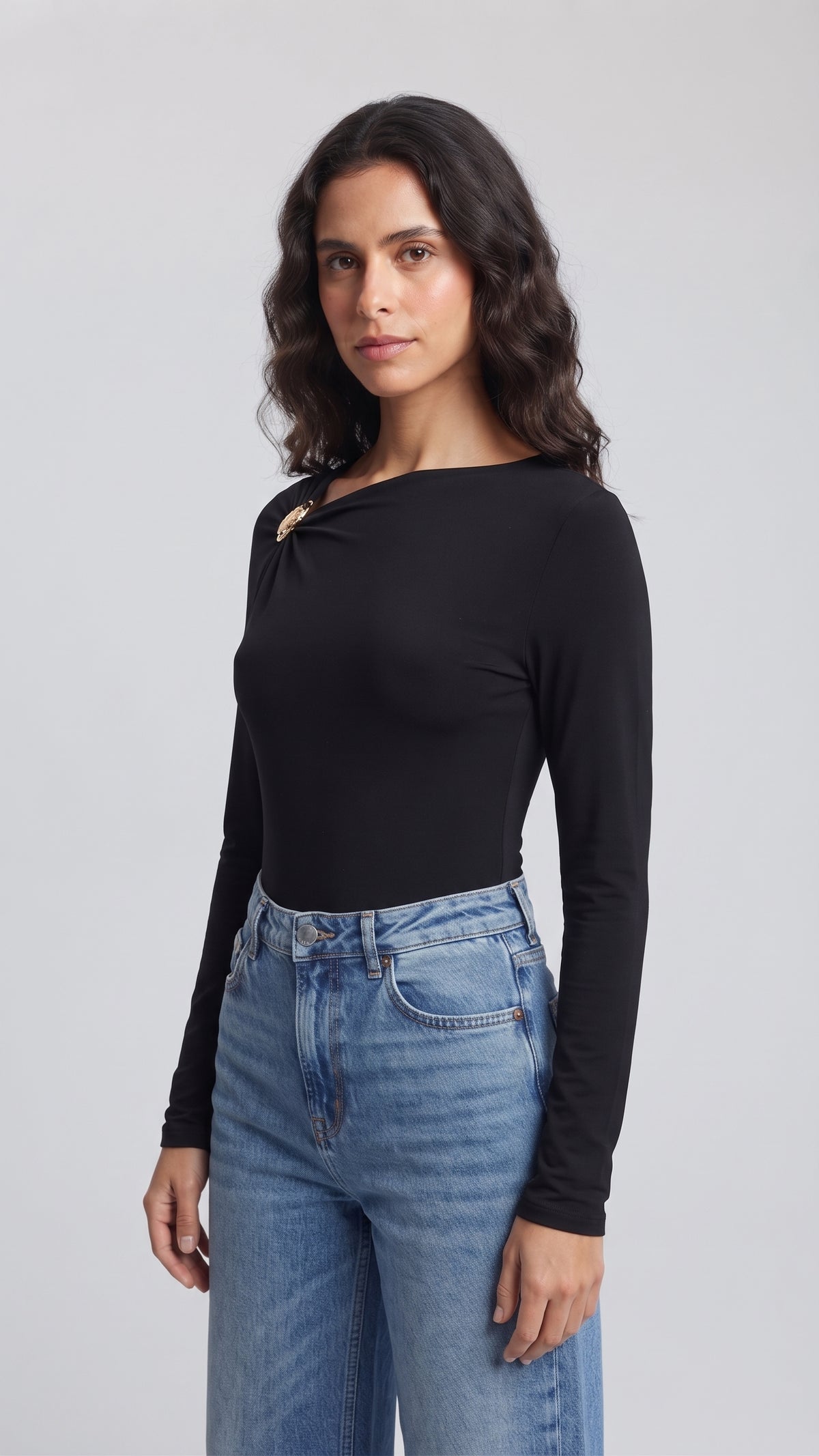 Blusa de Manga Larga con Escote Asimétrico y Aro Dorado