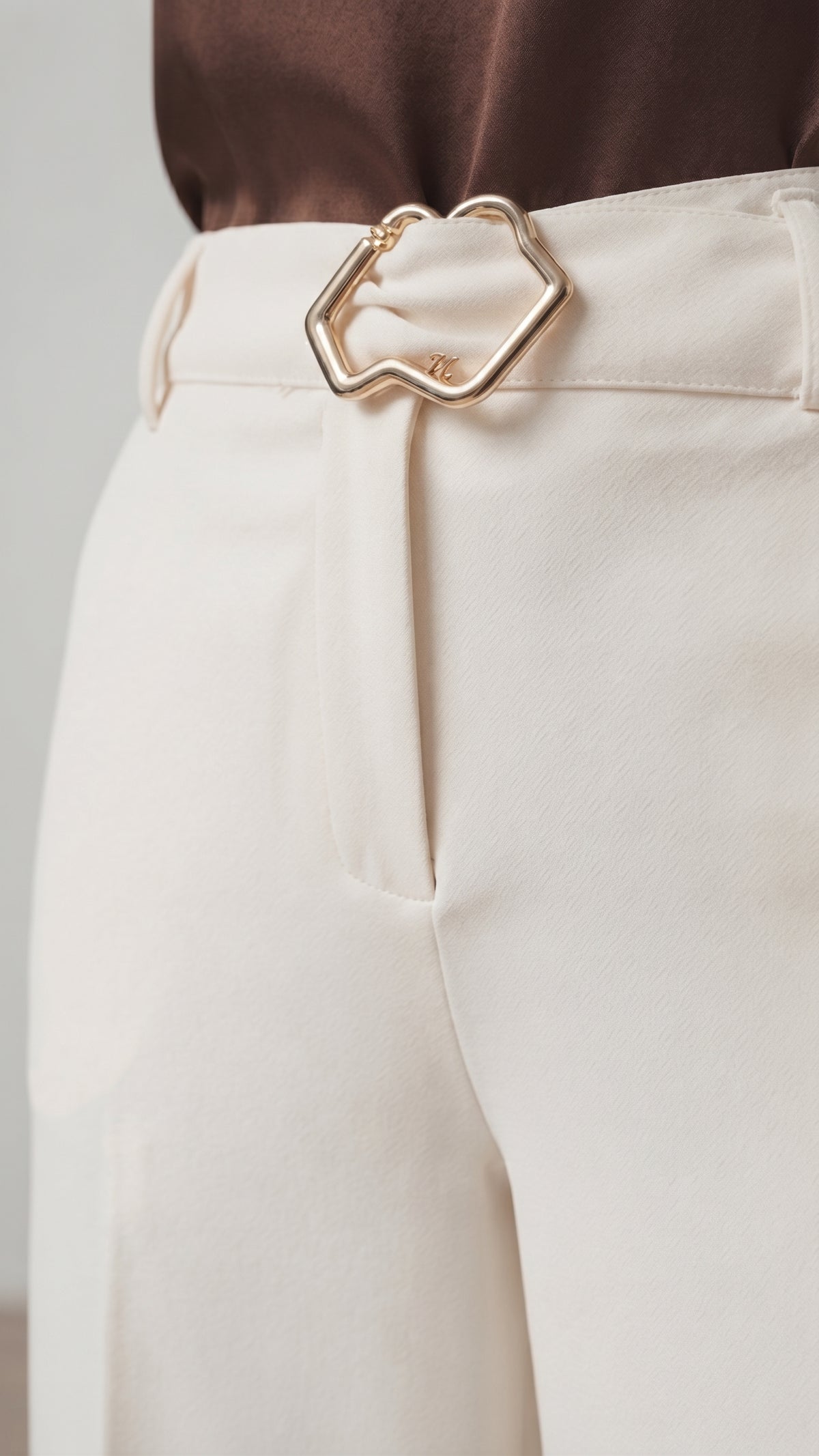 Pantalón Sastre Wide-Leg con Hebilla Dorada Escultural