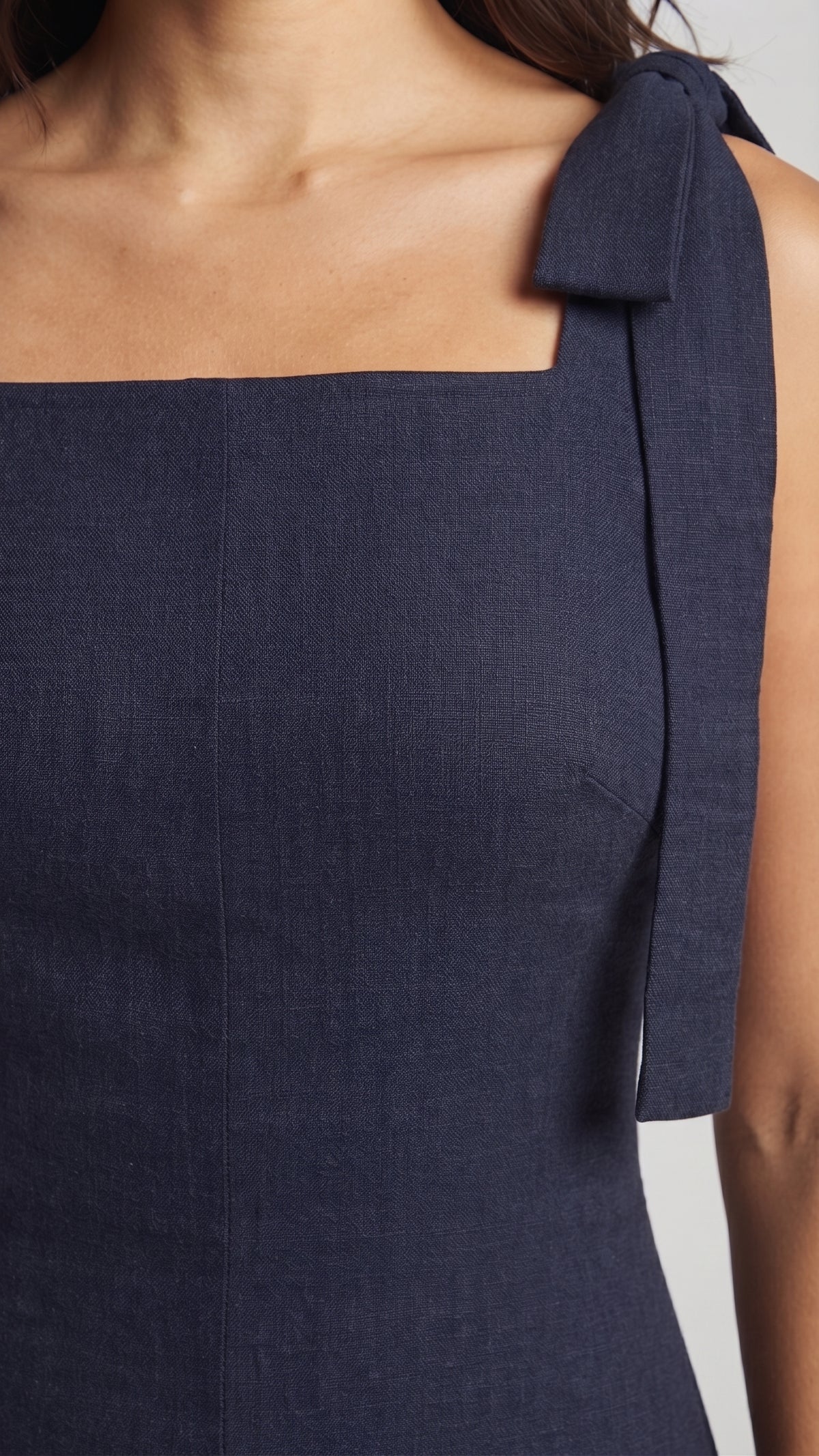 Vestido con Tirantes de Lazo y Escote Cuadrado
