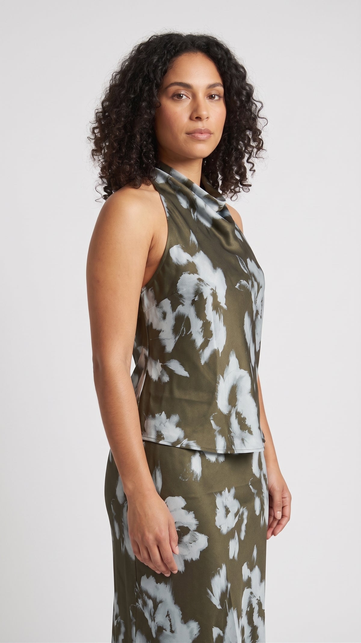 Conjunto de Satin Top Halter y Falda Midi