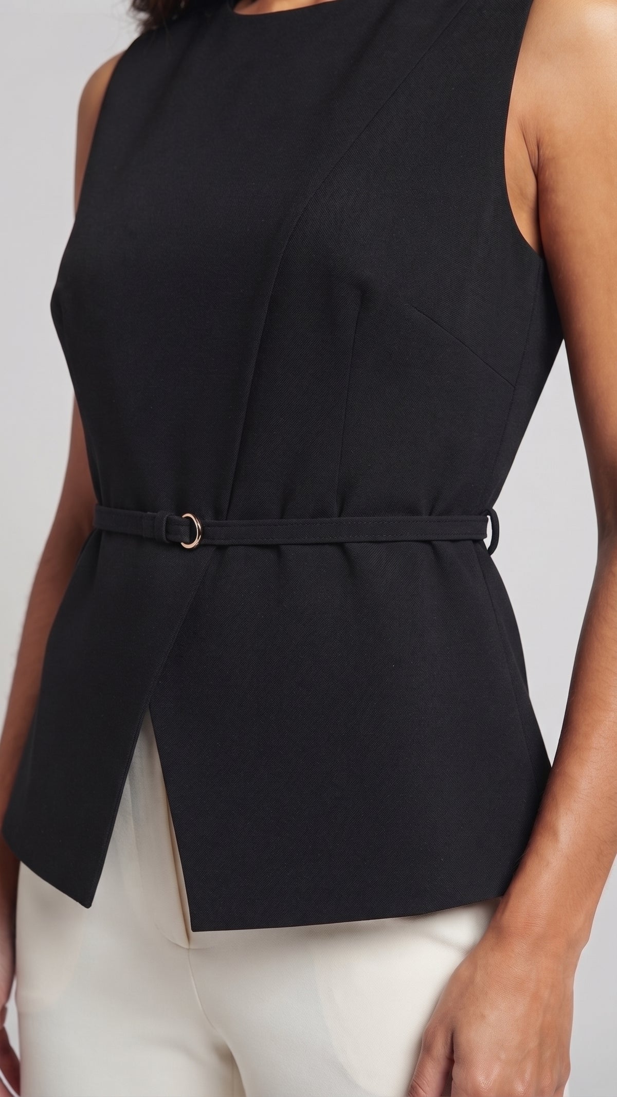 Blusa Estructurada sin Mangas con Cinturón Fino