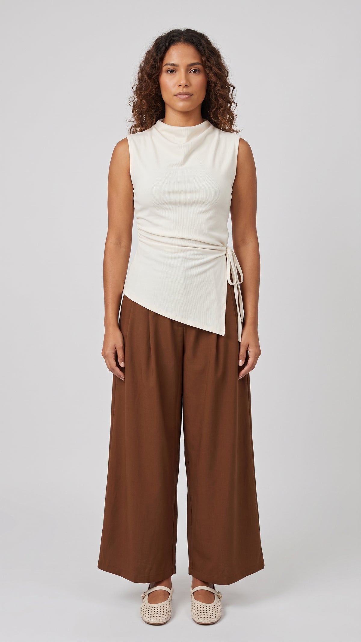 Blusa Asimétrica con Cuello Alto y Lazo Lateral
