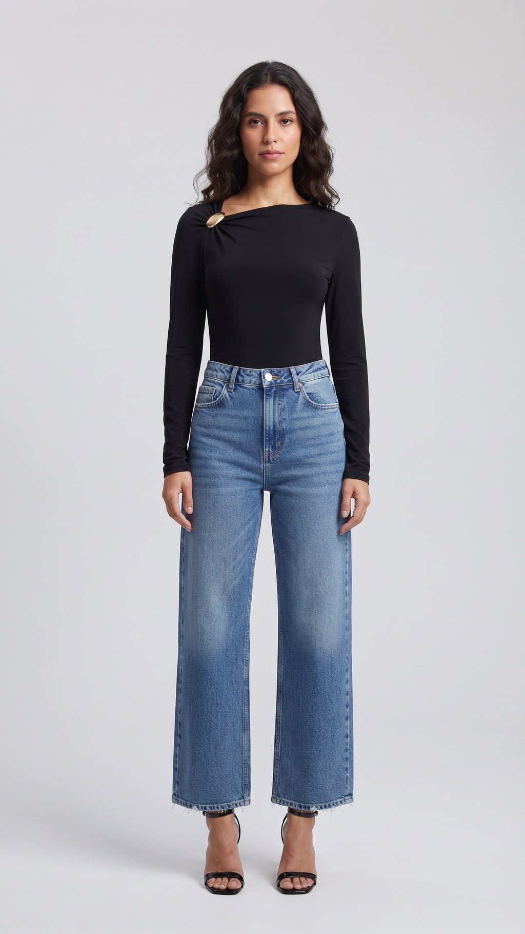 Blusa de Manga Larga con Escote Asimétrico y Aro Dorado