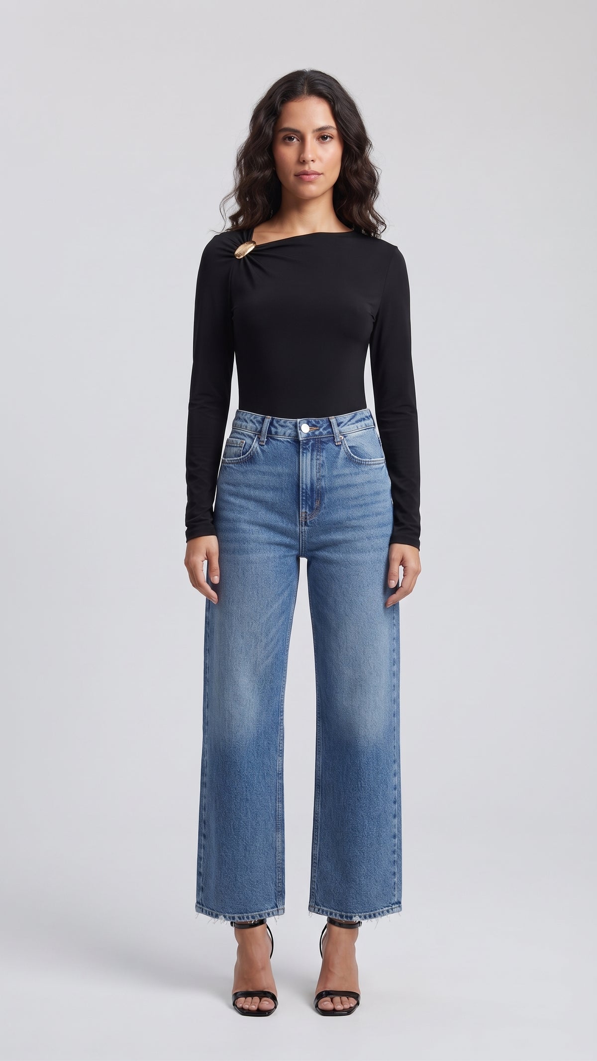 Blusa de Manga Larga con Escote Asimétrico y Aro Dorado
