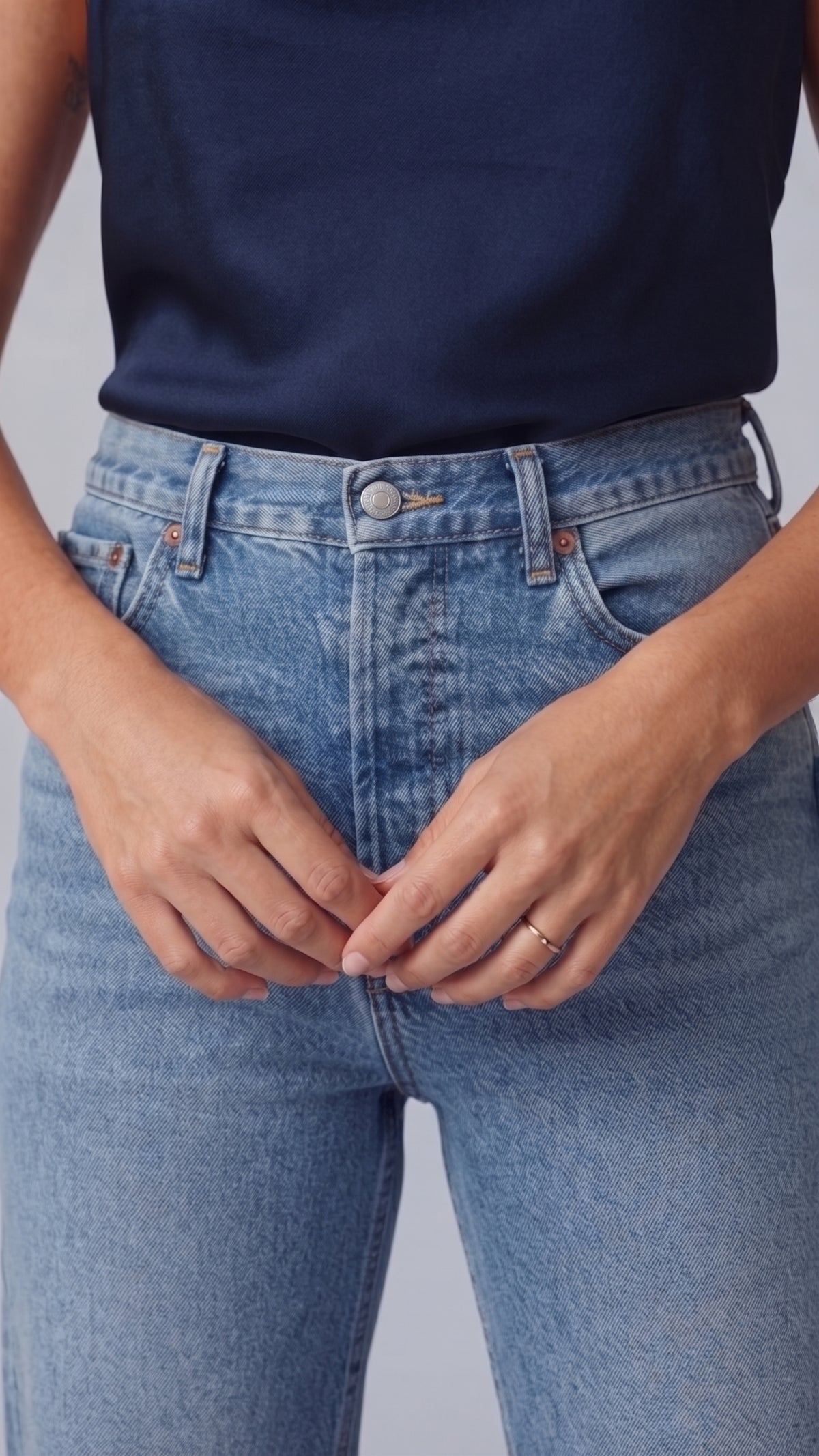 Pantalón Denim Clásico de Tiro Alto y Corte Recto