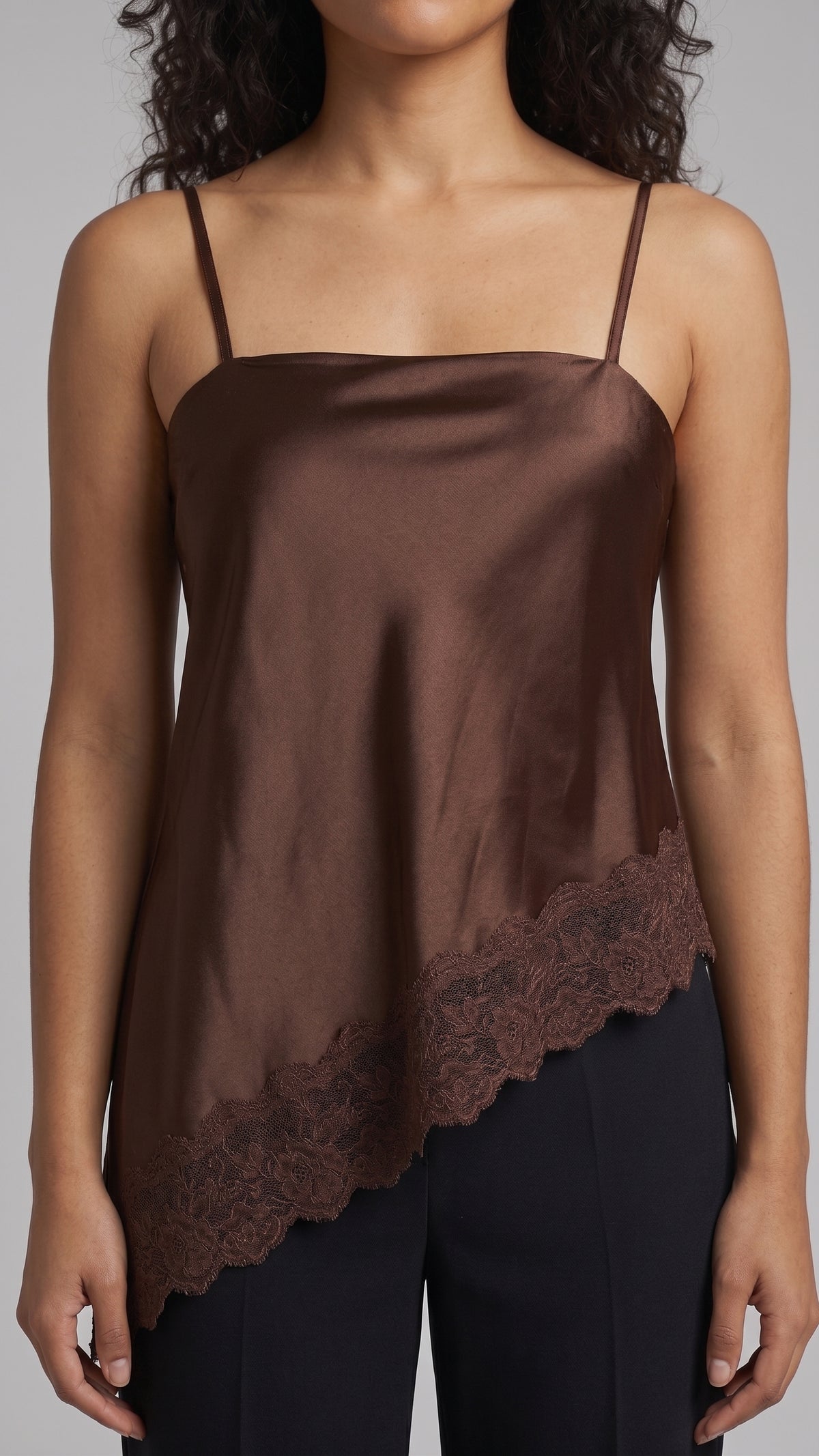 Blusa Satin Escote Recto y Encaje