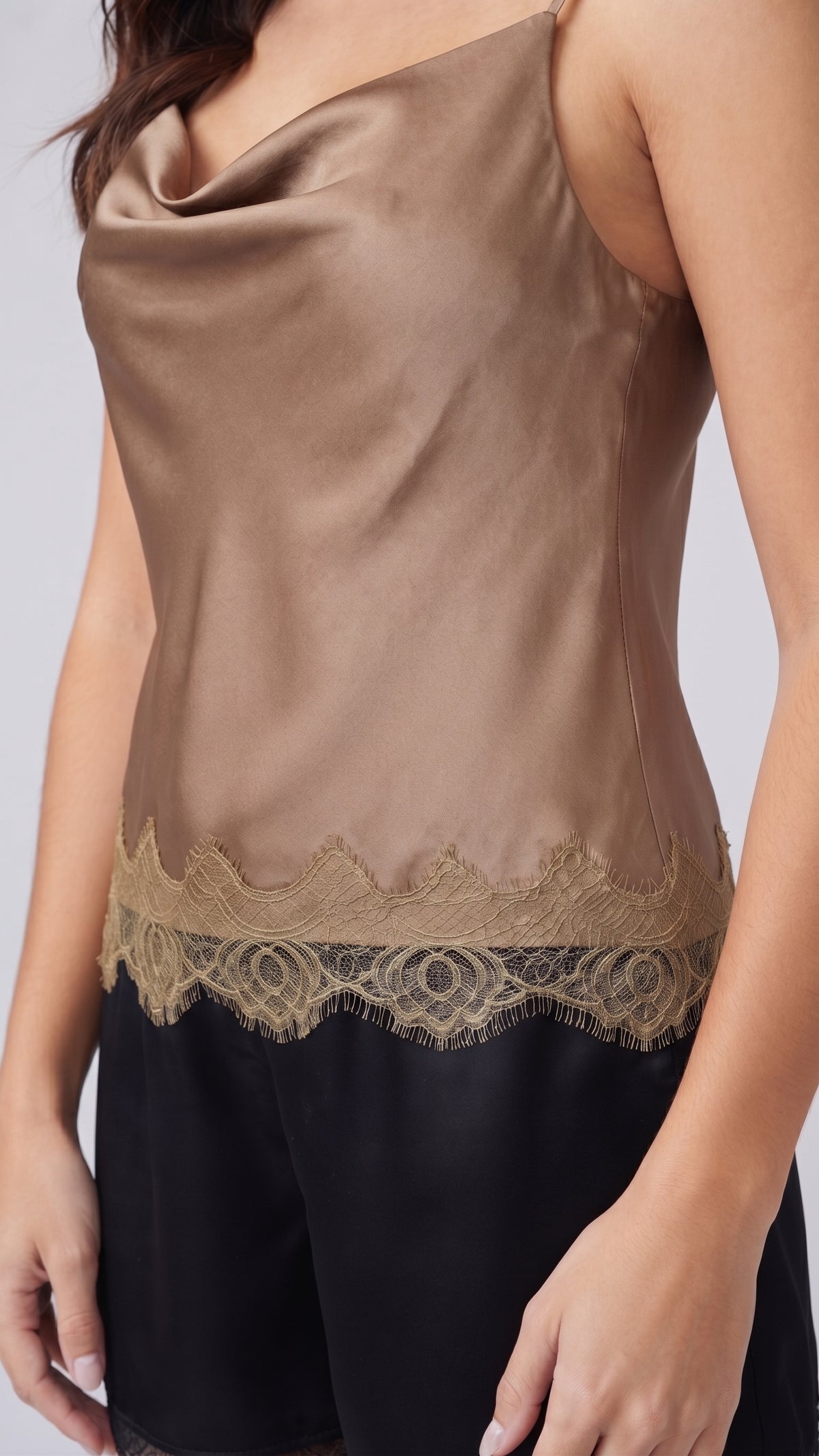 Blusa Satinada con Cuello Drapeado y Detalle de Encaje