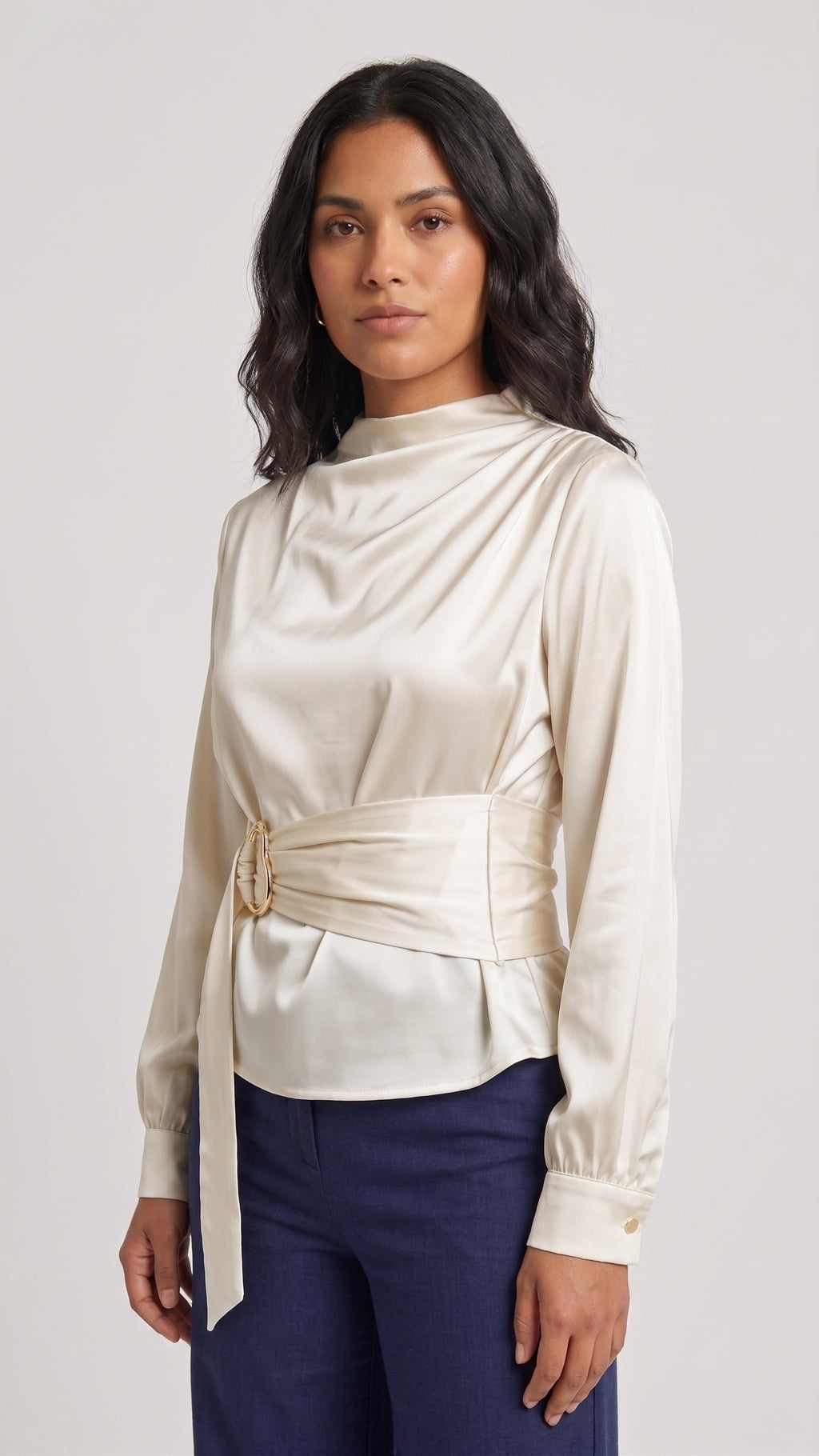 Blusa Elegante de Satin con Fajín y Hebilla Escultural