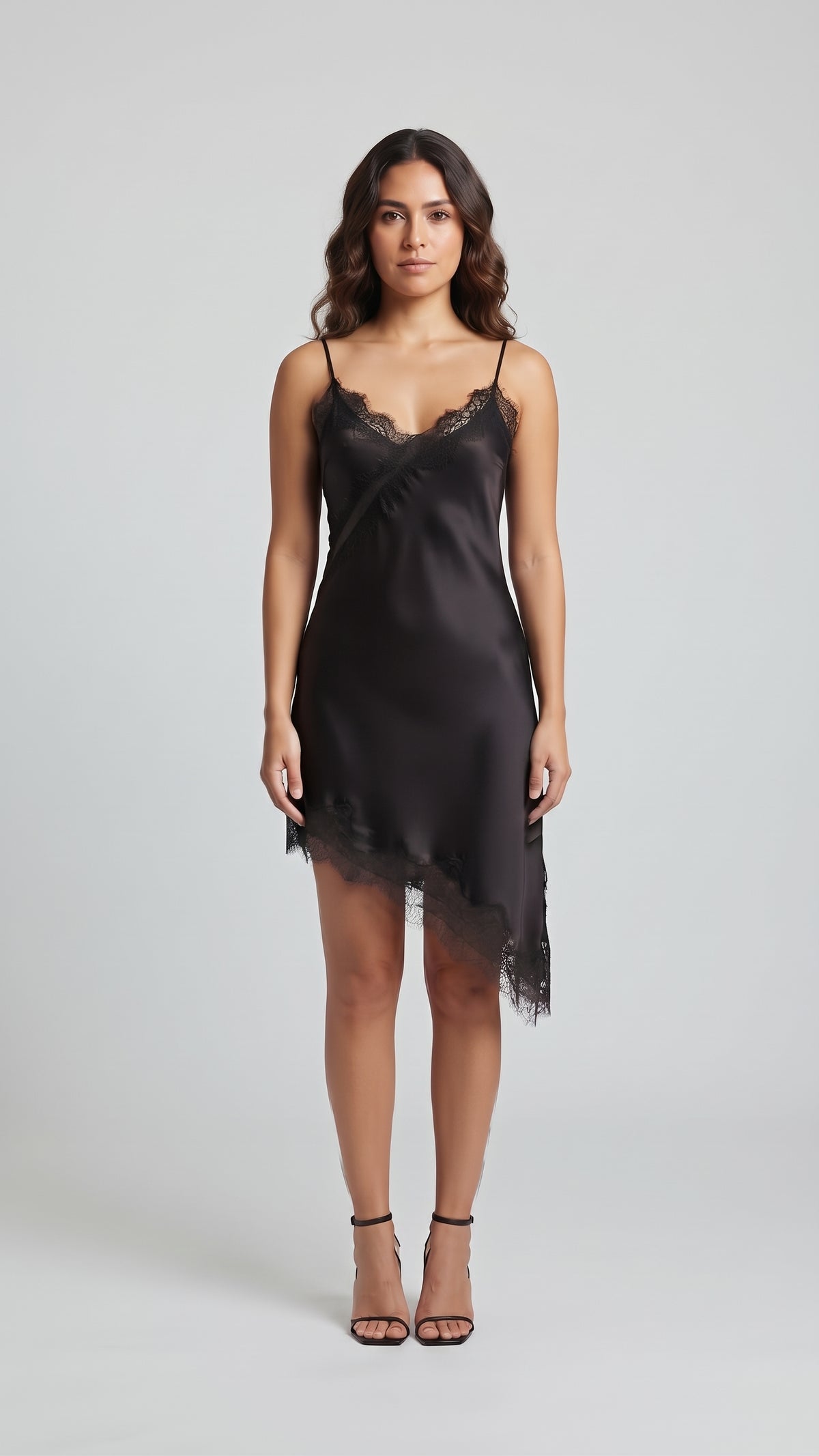 Vestido Lencero Satinado con Encaje Asimétrico