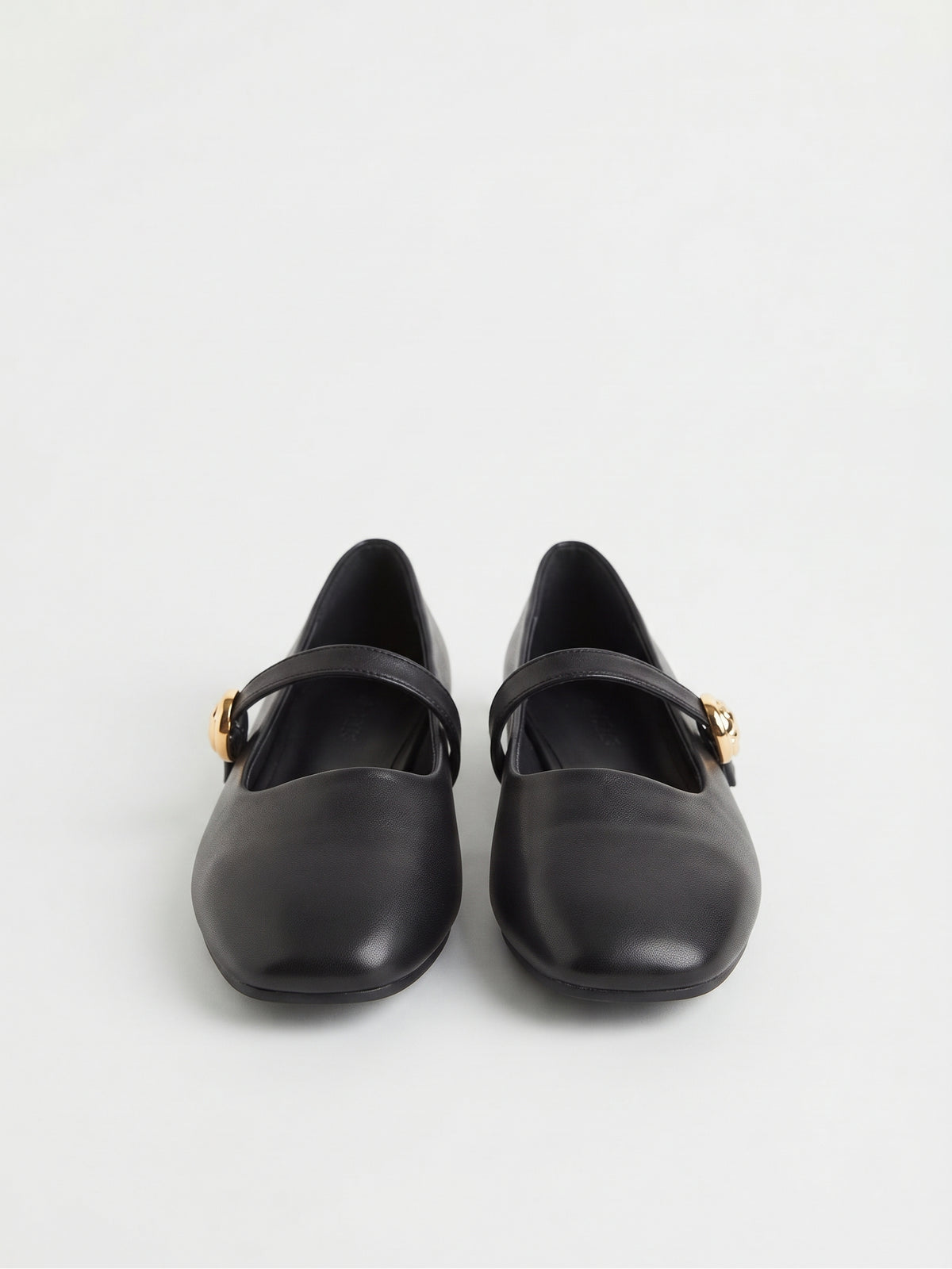 Ballerinas Planas Negras con Detalle de Botón Dorado