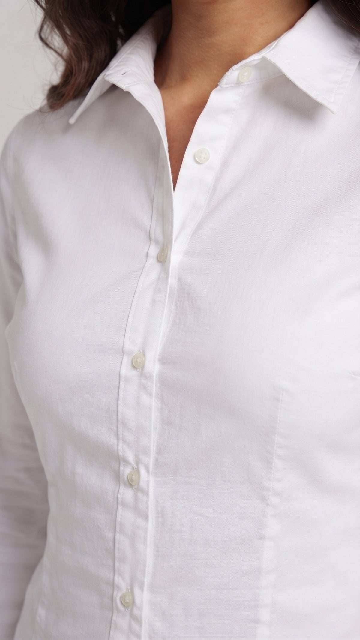 Camisa Clásica de Manga Larga con Corte Entallado