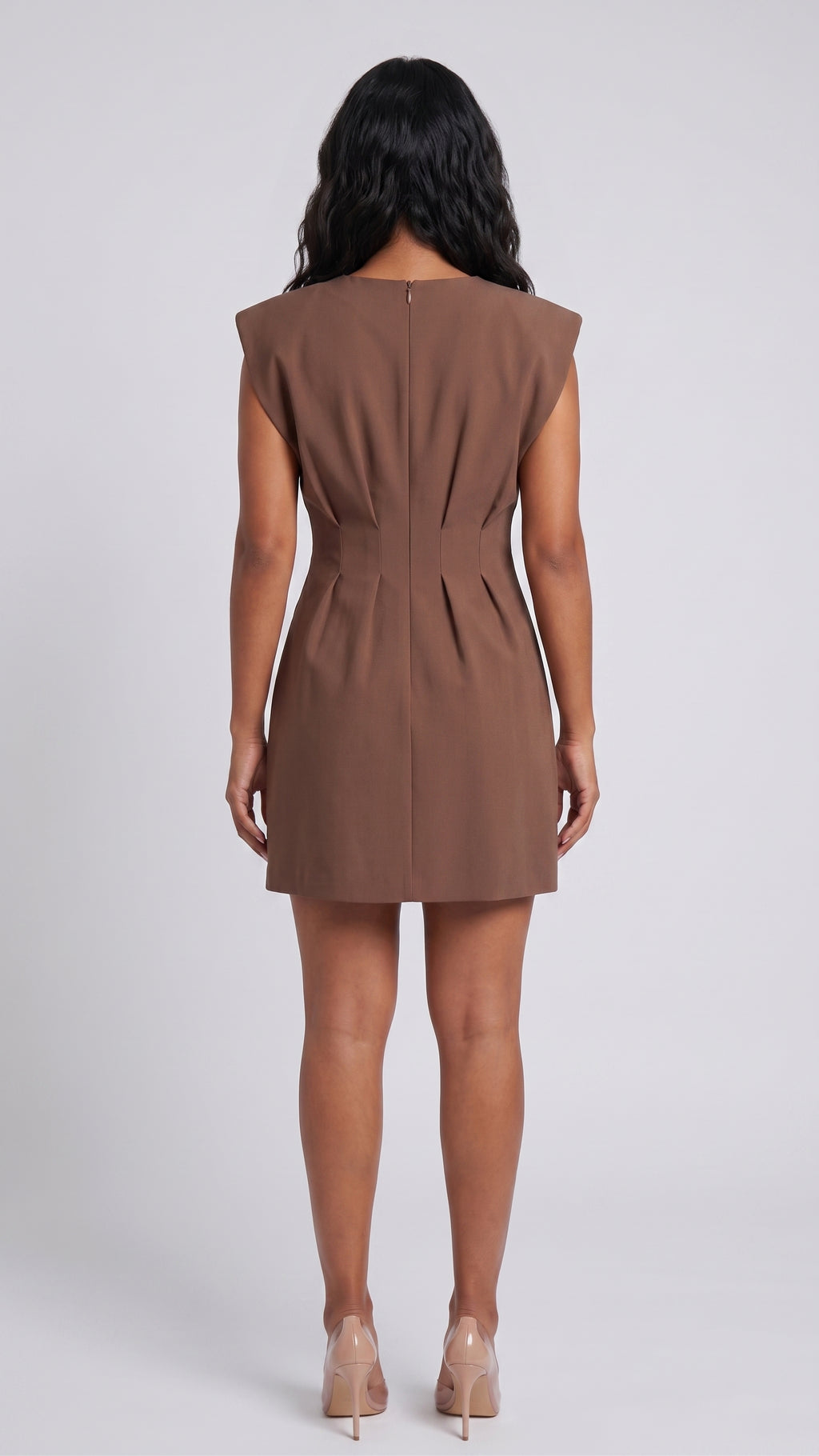 Vestido Corto Estructurado Hombros Pronunciados y Cintura Plisada
