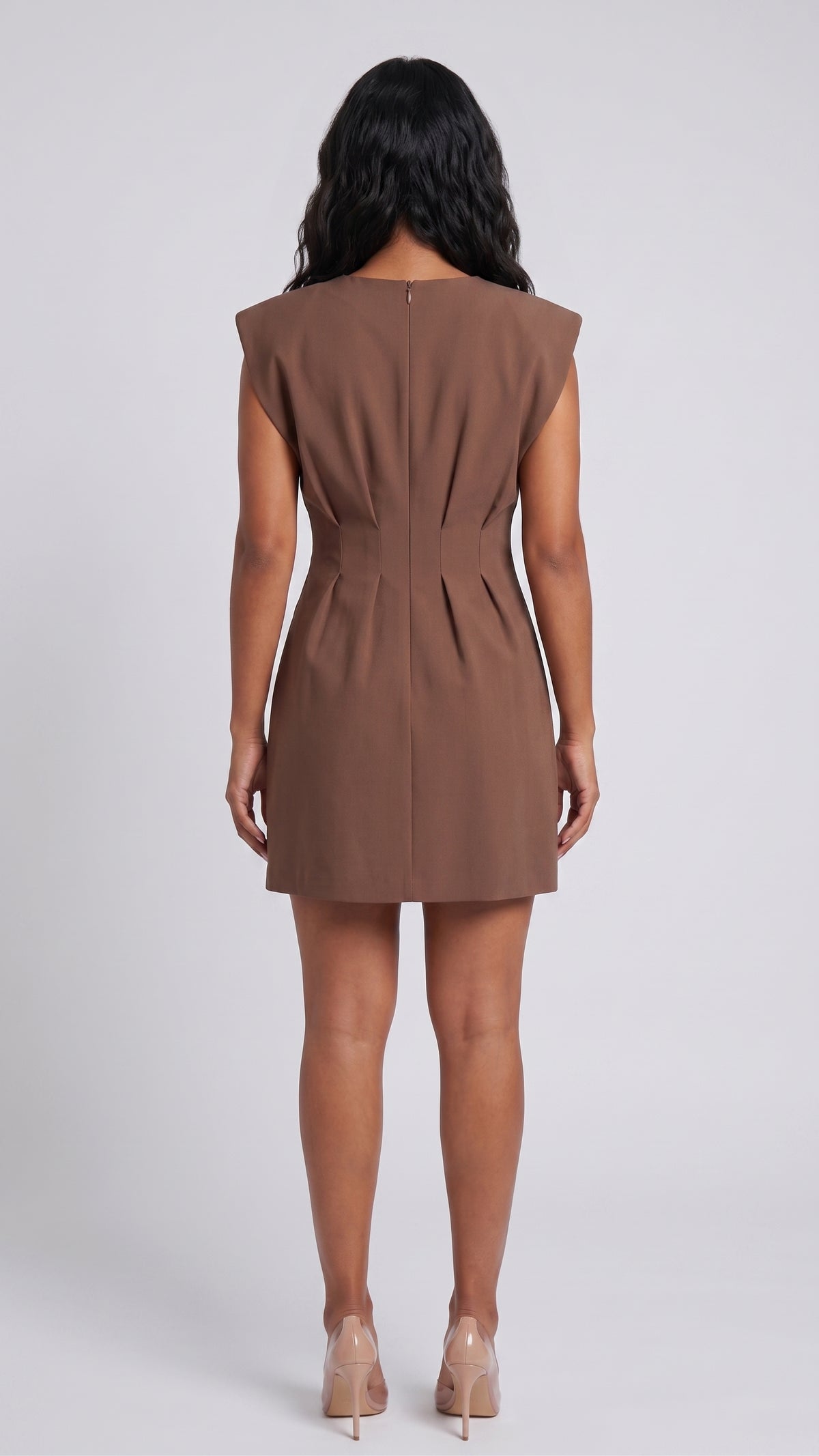 Vestido Corto Estructurado Hombros Pronunciados y Cintura Plisada