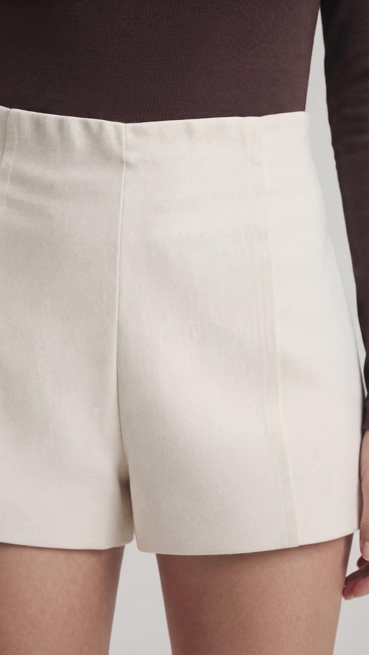 Short Sastre de Tiro Alto con Costuras Estilizadas