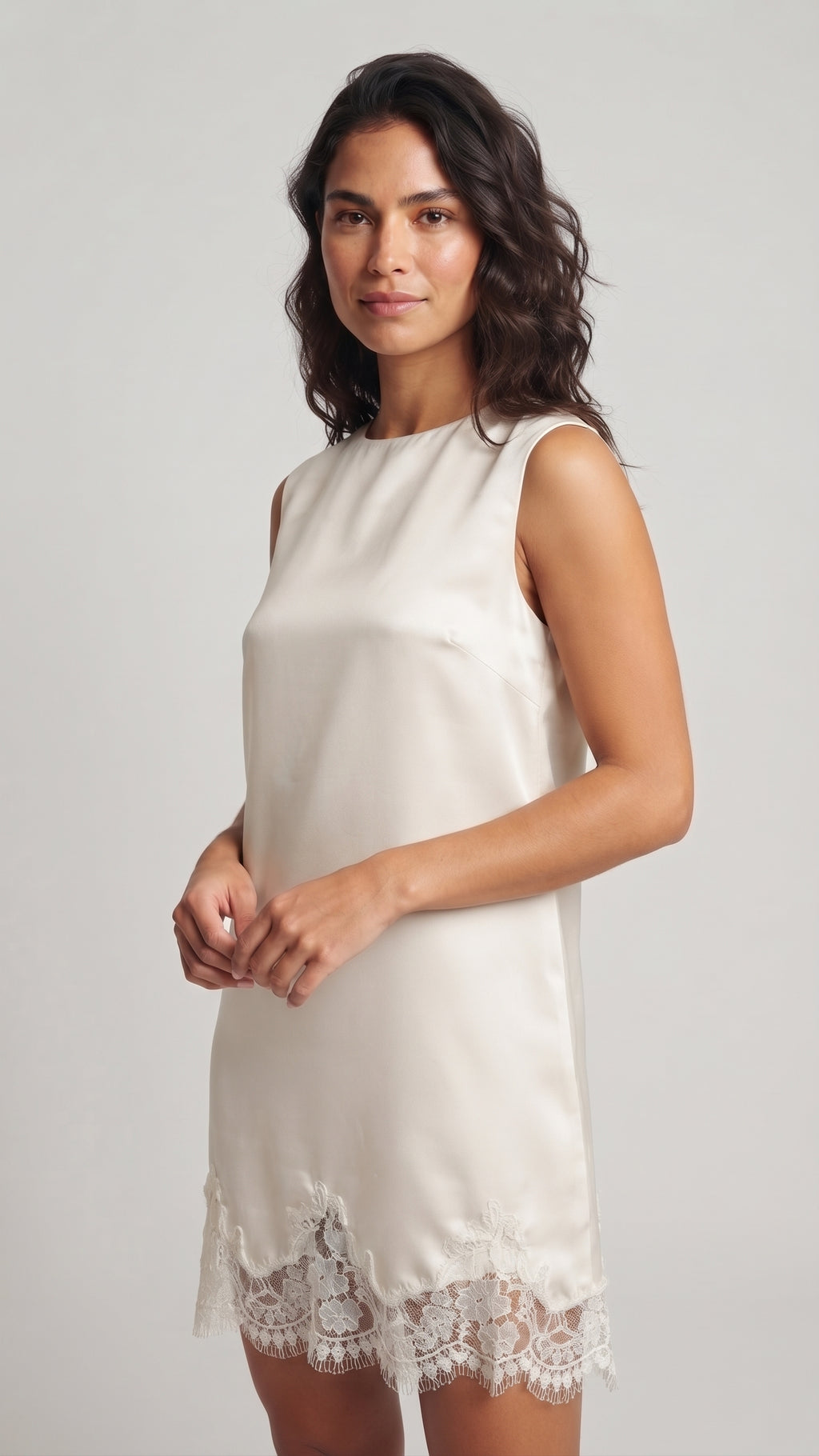 Vestido Corto Satinado con Detalle de Encaje