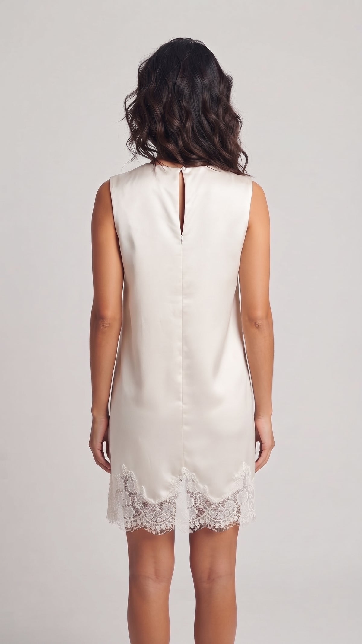 Vestido Corto Satinado con Detalle de Encaje