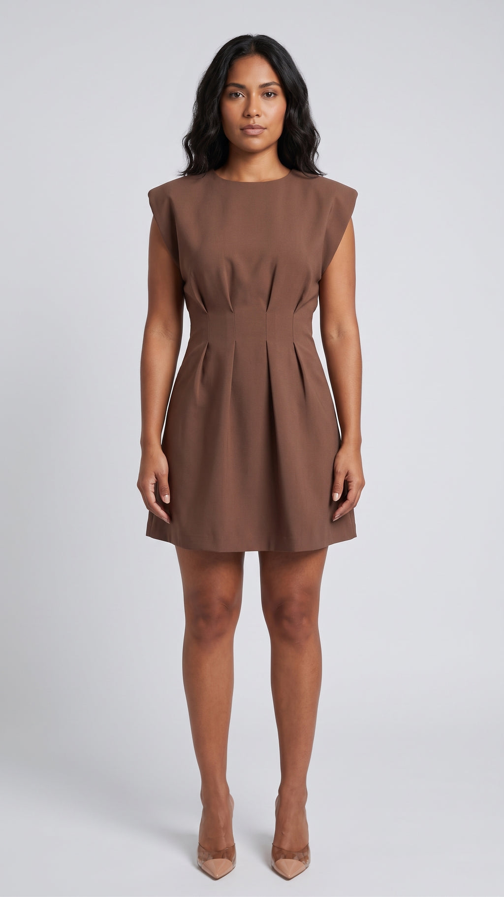 Vestido Corto Estructurado Hombros Pronunciados y Cintura Plisada