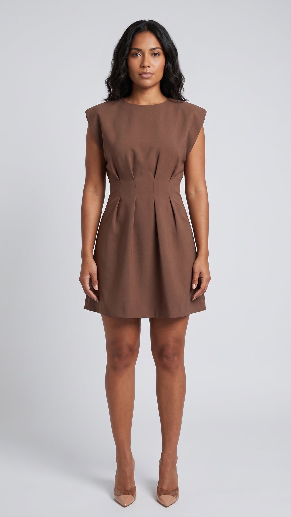 Vestido Corto Estructurado Hombros Pronunciados y Cintura Plisada