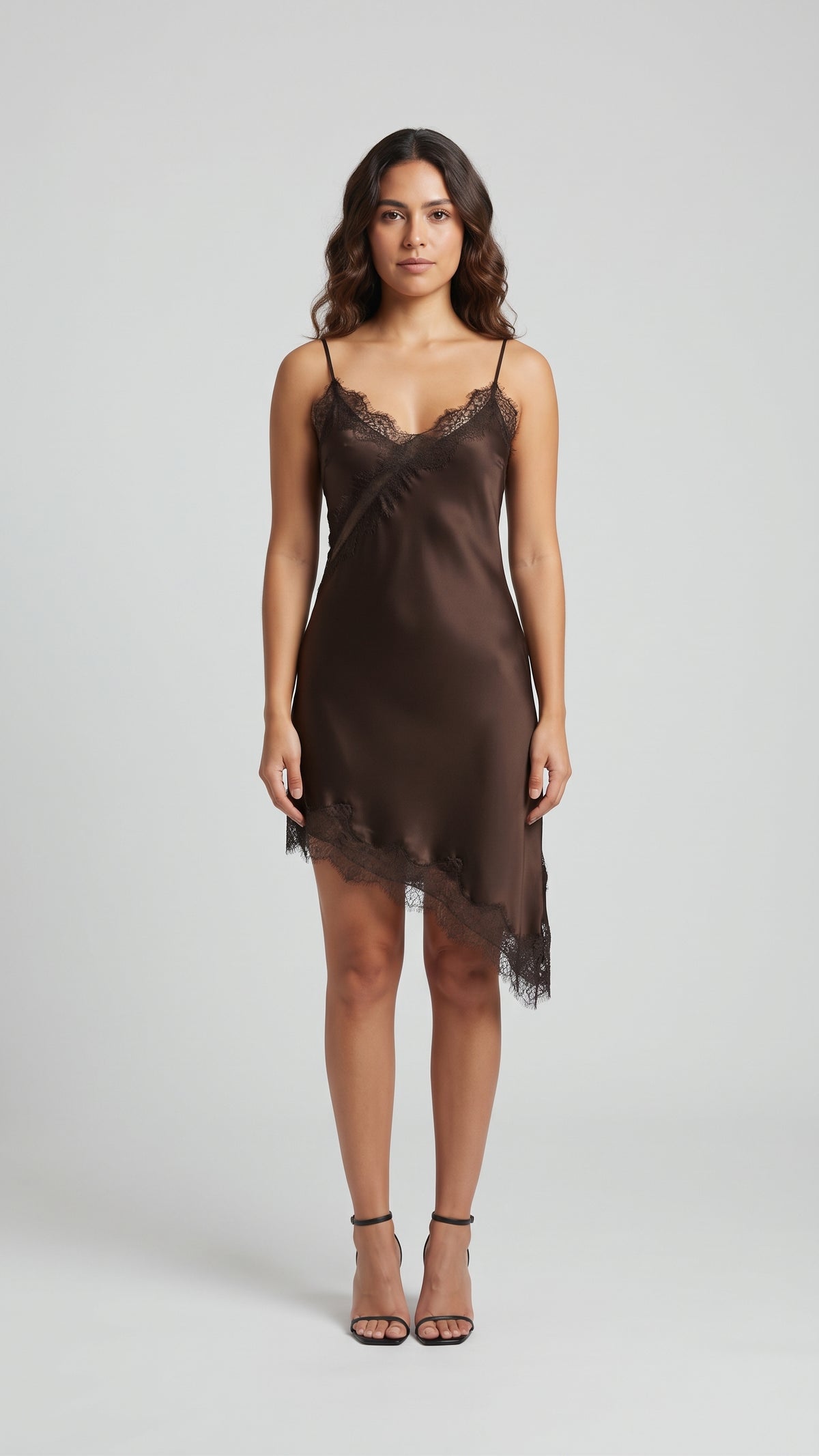 Vestido Lencero Satinado con Encaje Asimétrico