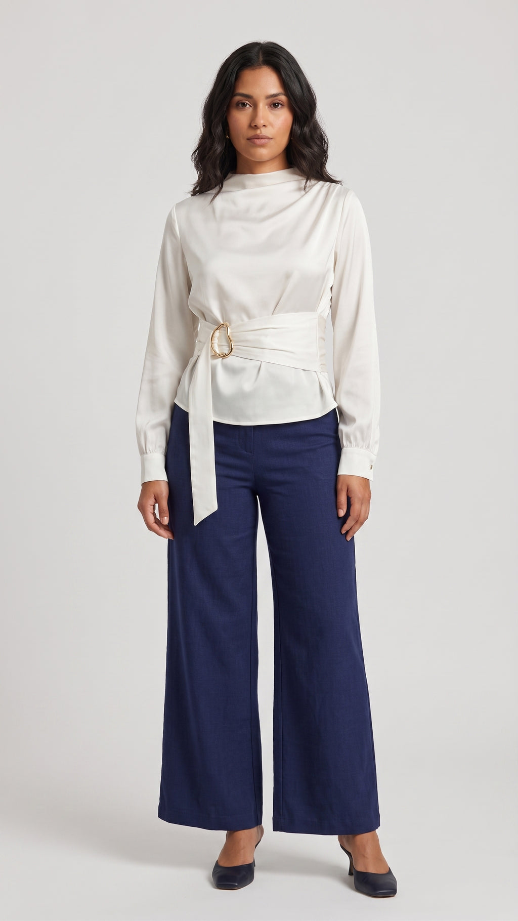 Blusa Elegante de Satin con Fajín y Hebilla Escultural