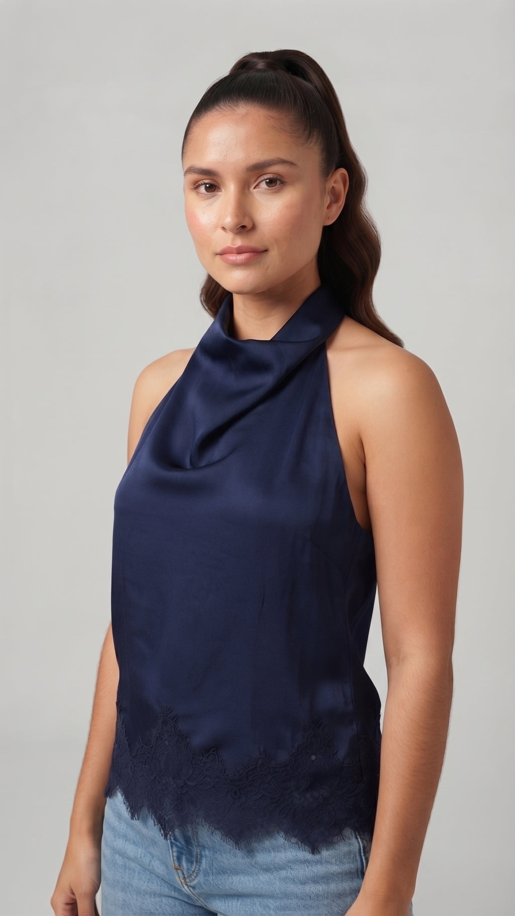 Top Halter de Satin con Detalle de Encaje