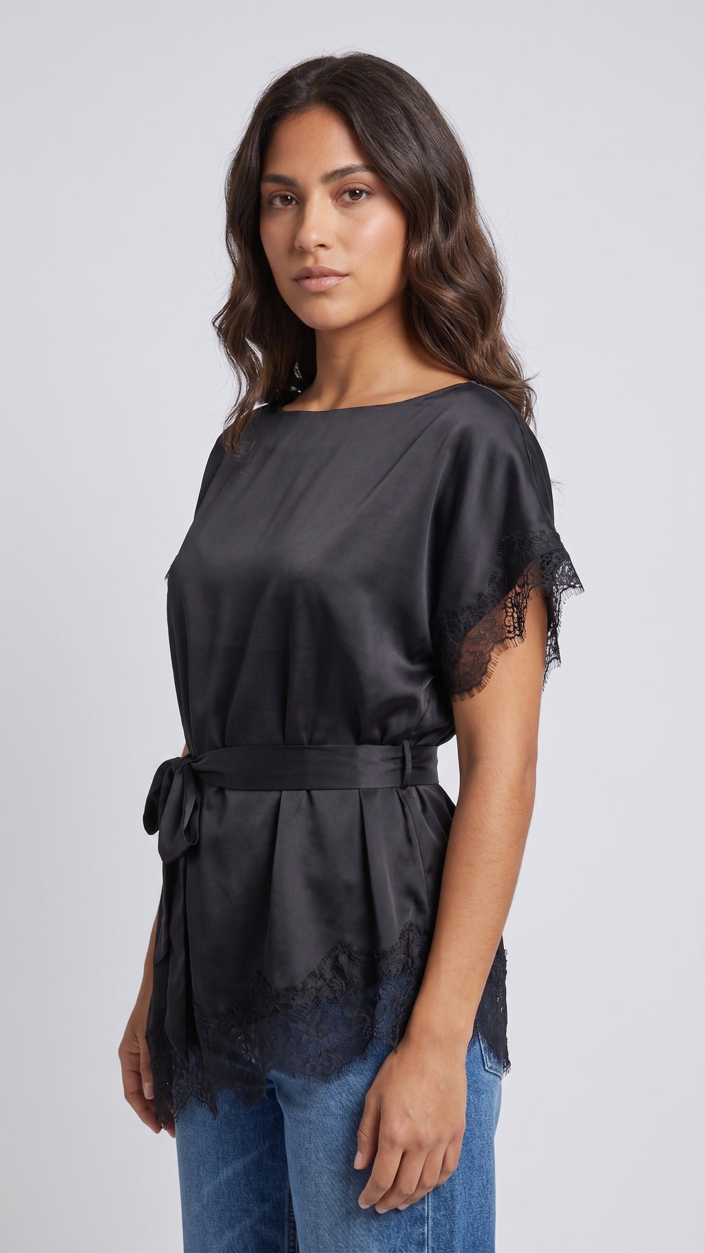 Blusa Negra Satinada con Bajo Asimétrico y Encaje