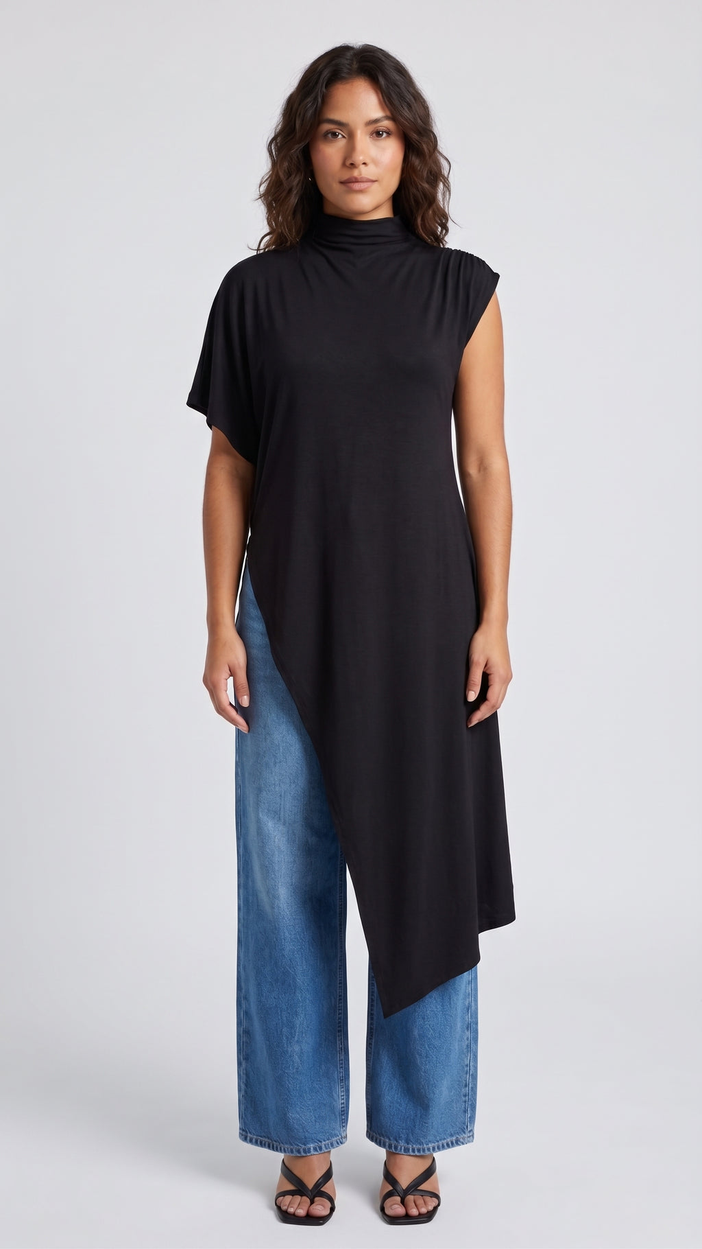 Blusa de Corte Asimétrico y Cuello Alto