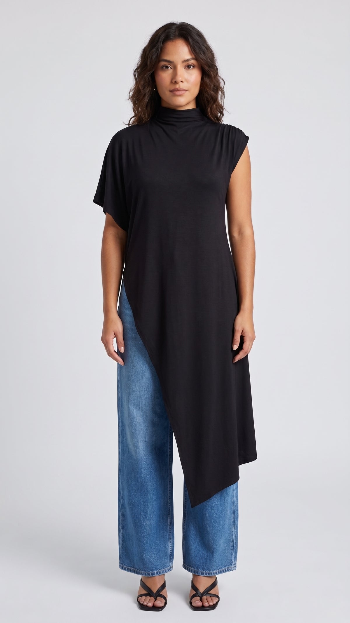 Blusa de Corte Asimétrico y Cuello Alto
