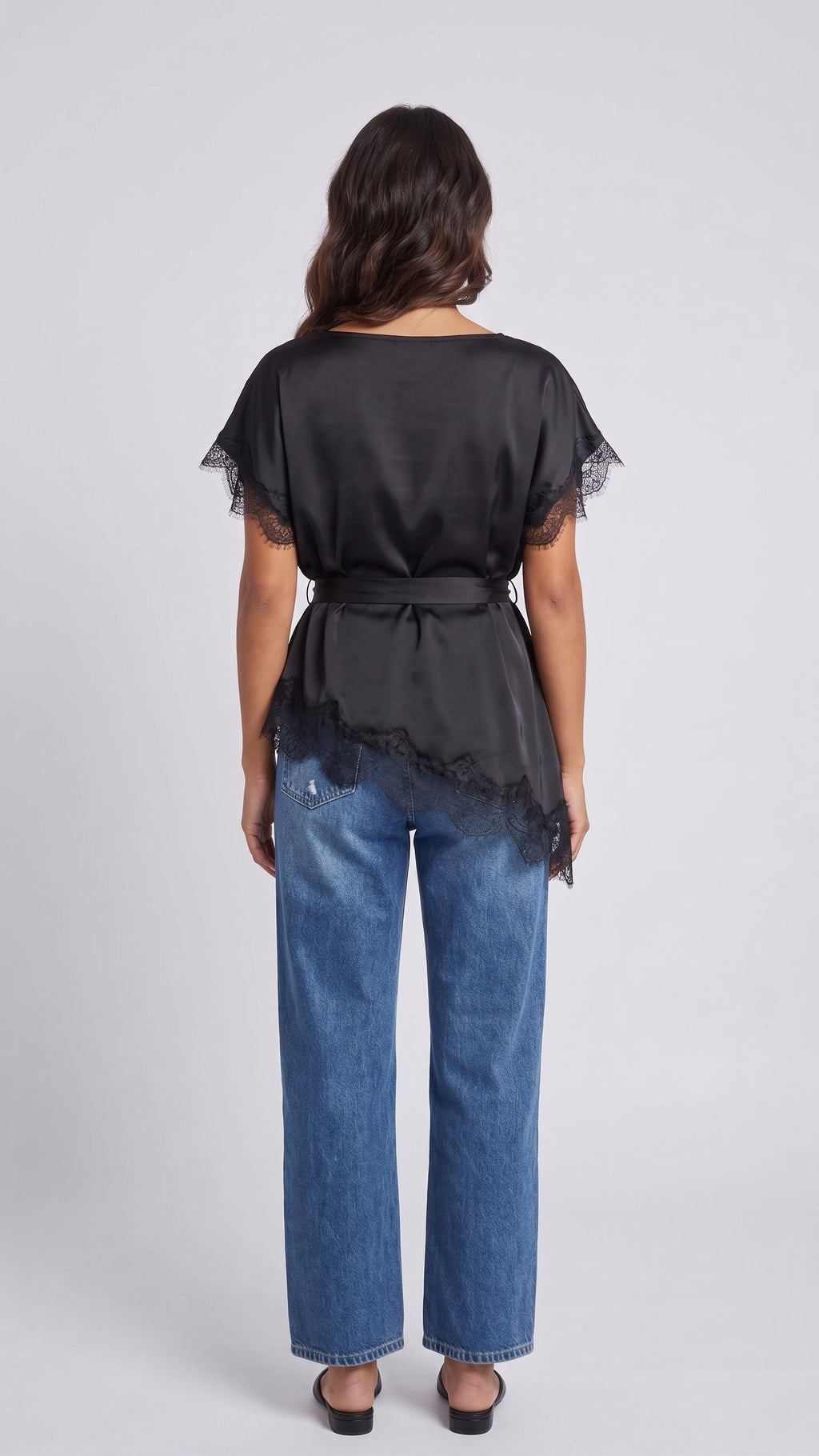Blusa Negra Satinada con Bajo Asimétrico y Encaje