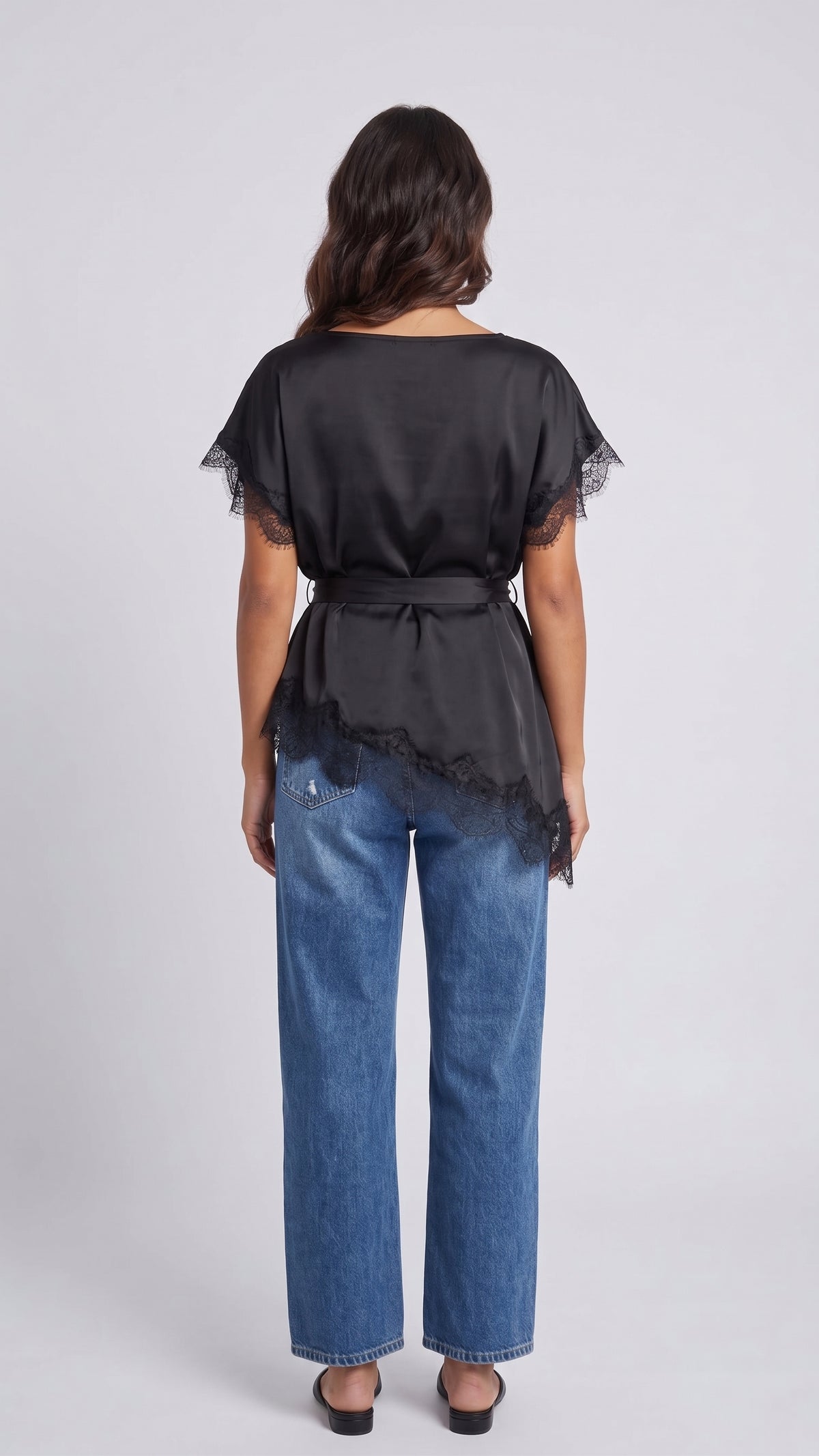 Blusa Negra Satinada con Bajo Asimétrico y Encaje