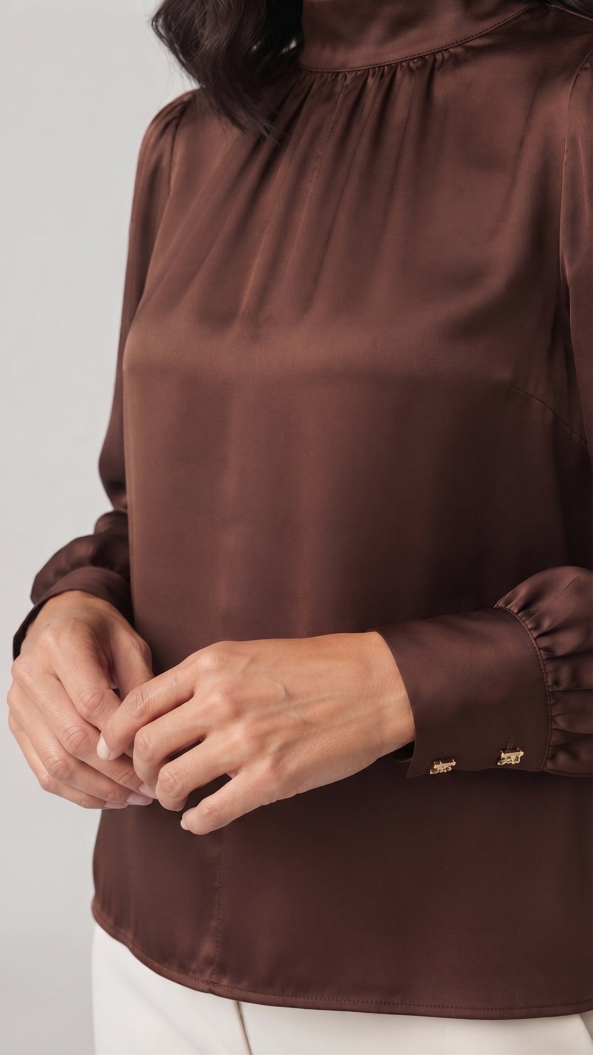 Blusa de Satin con Cuello Alto Fruncido