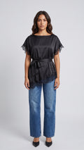 Blusa Negra Satinada con Bajo Asimétrico y Encaje