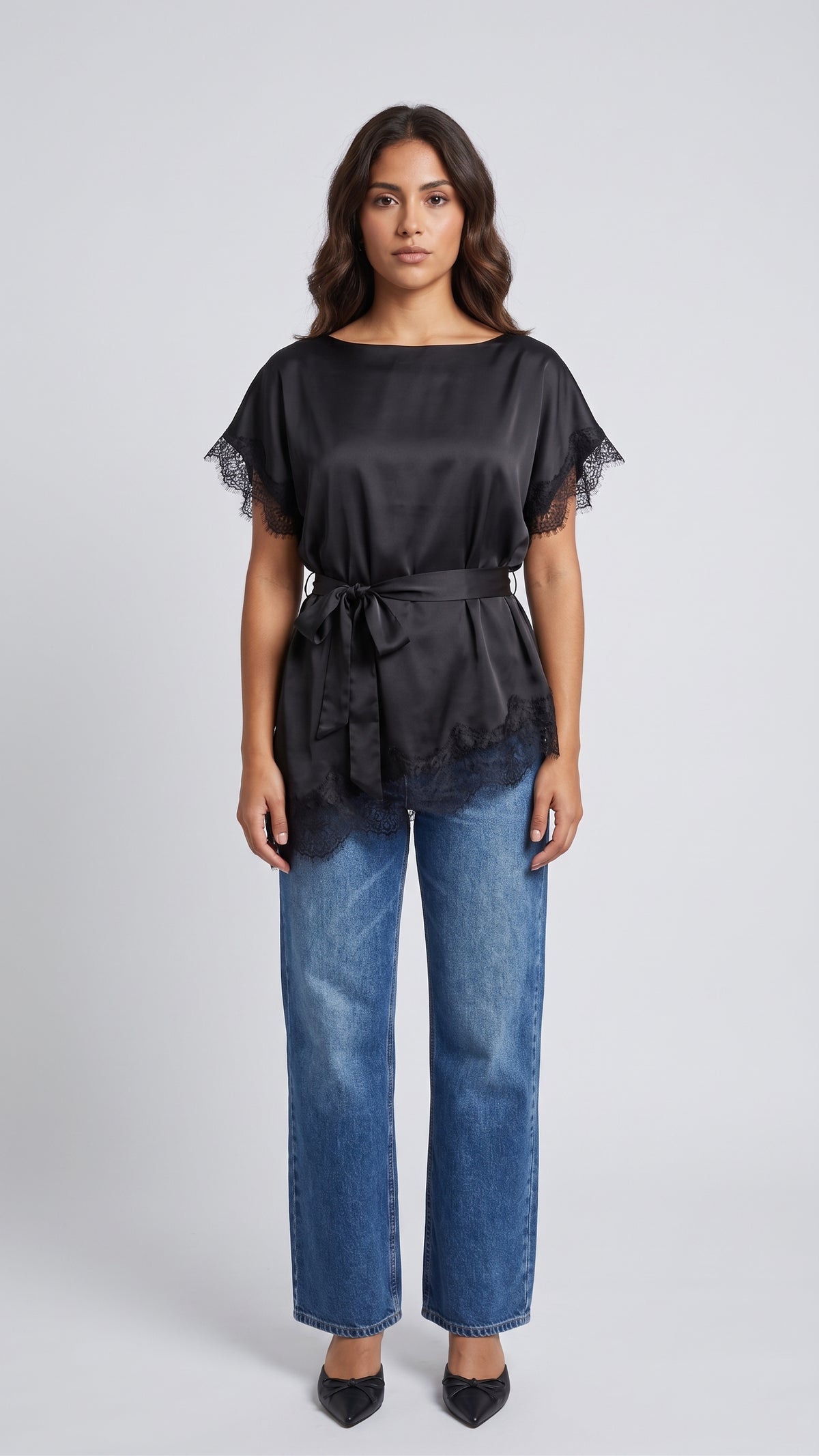 Blusa Negra Satinada con Bajo Asimétrico y Encaje
