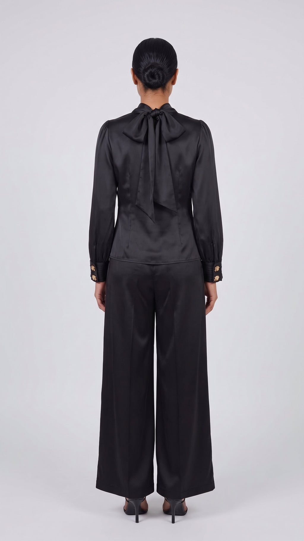 Blusa Satinada de Cuello Alto con Detalles Dorados