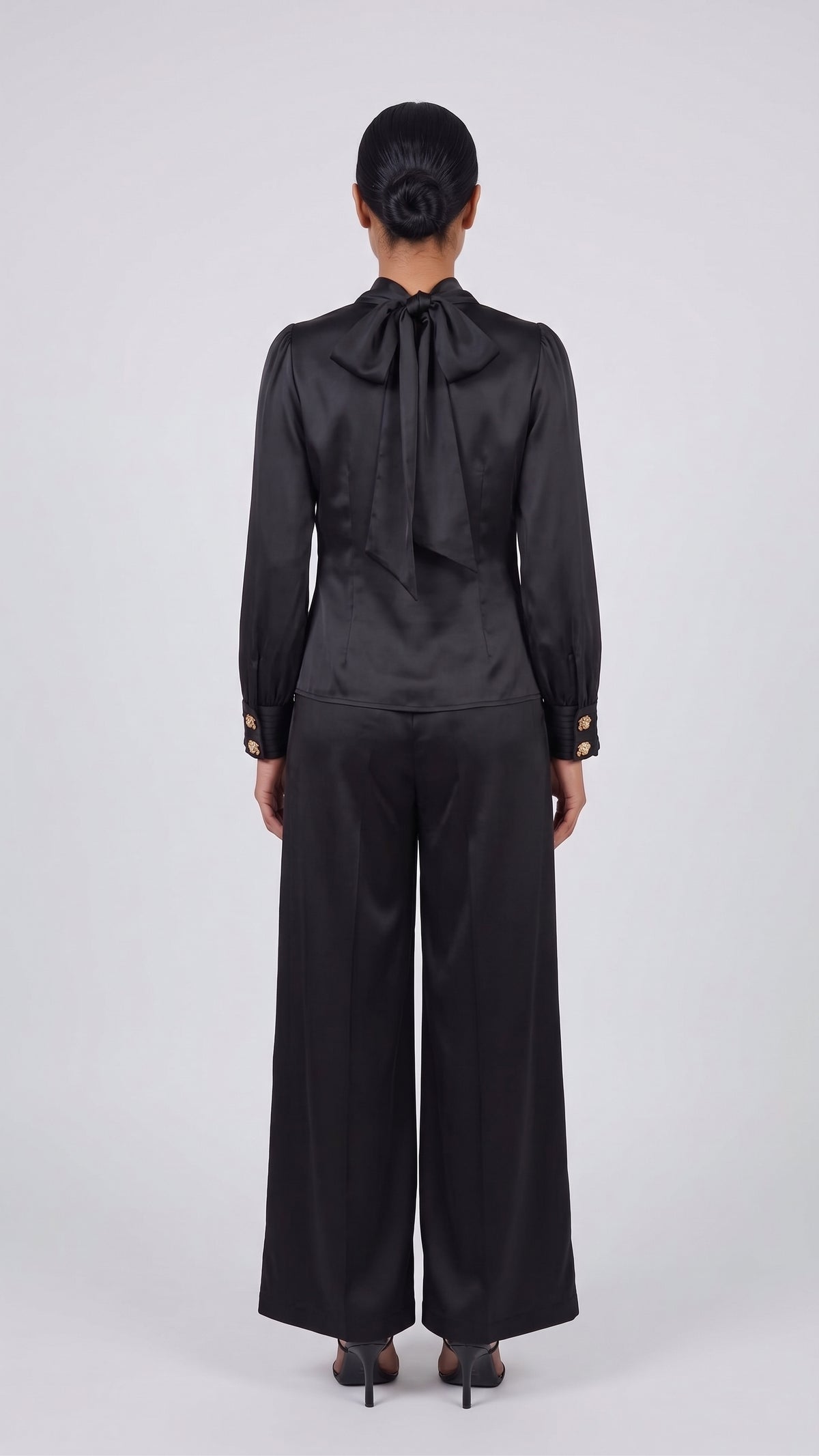 Blusa Satinada de Cuello Alto con Detalles Dorados