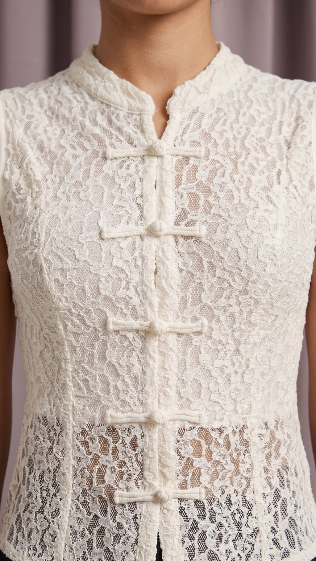 Blusa de Encaje con Cuello Mao y Nudos Tradicionales