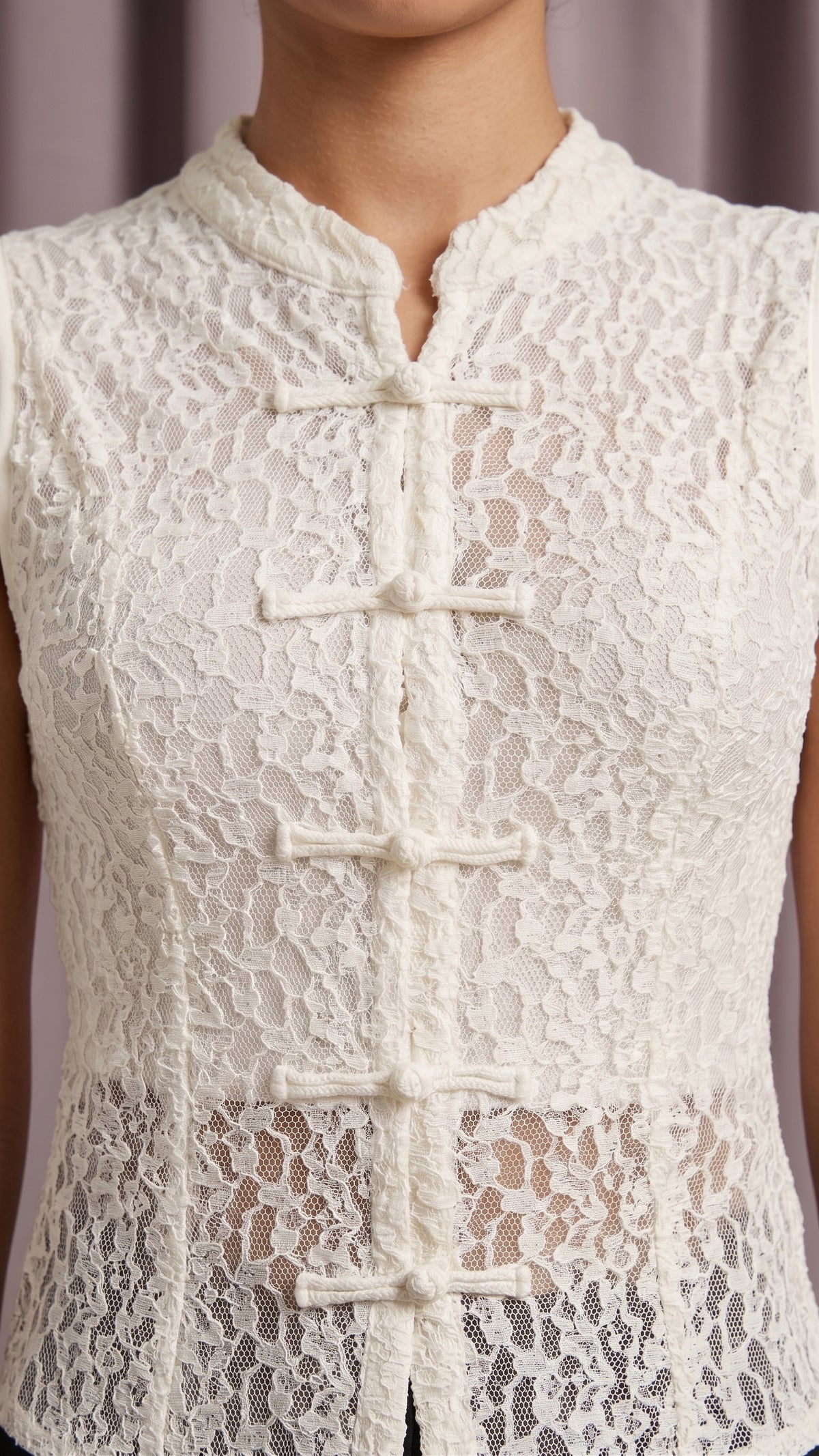 Blusa de Encaje con Cuello Mao y Nudos Tradicionales