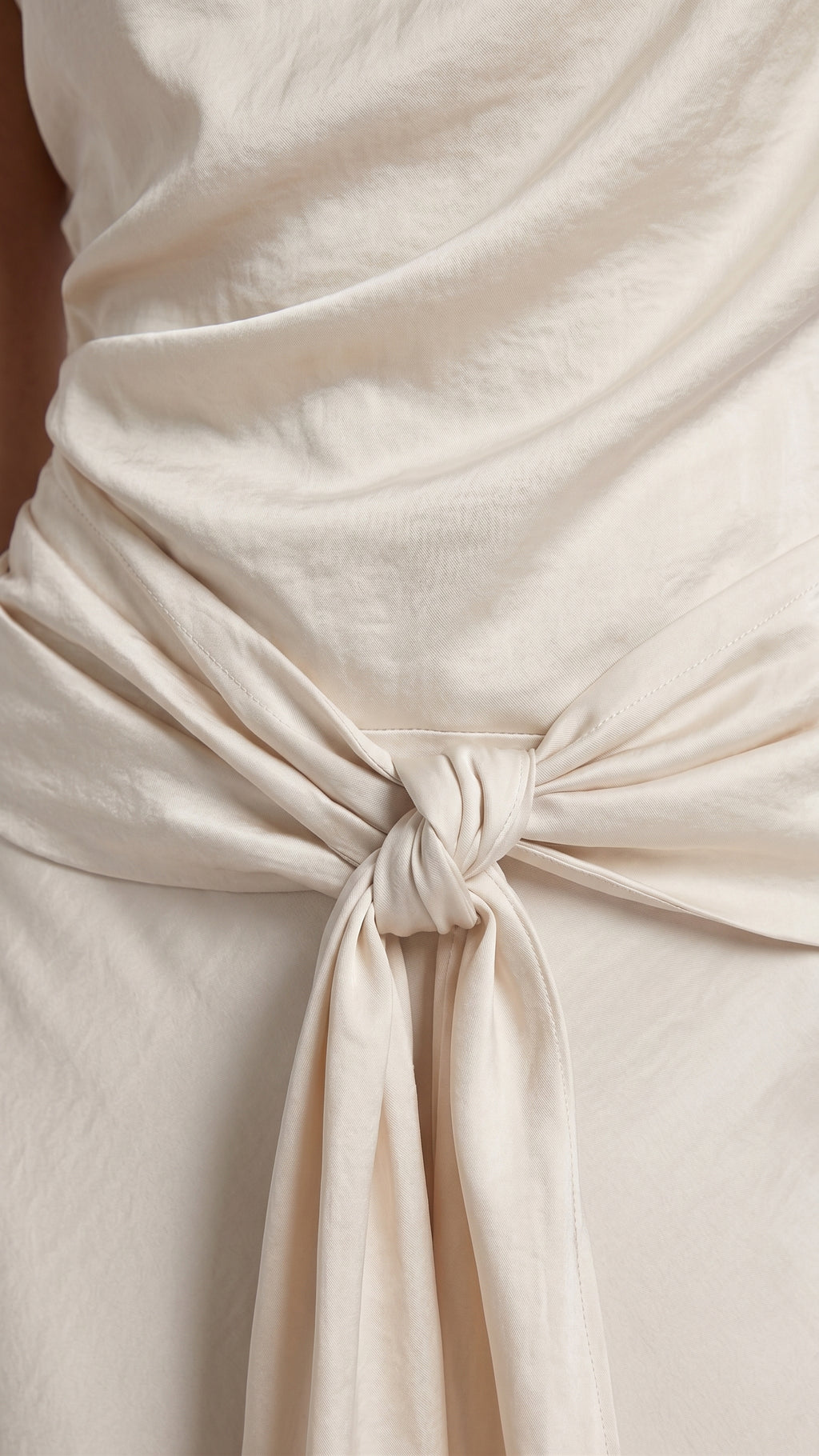 Vestido Midi Satinado con Cuello Barco y Nudo Frontal