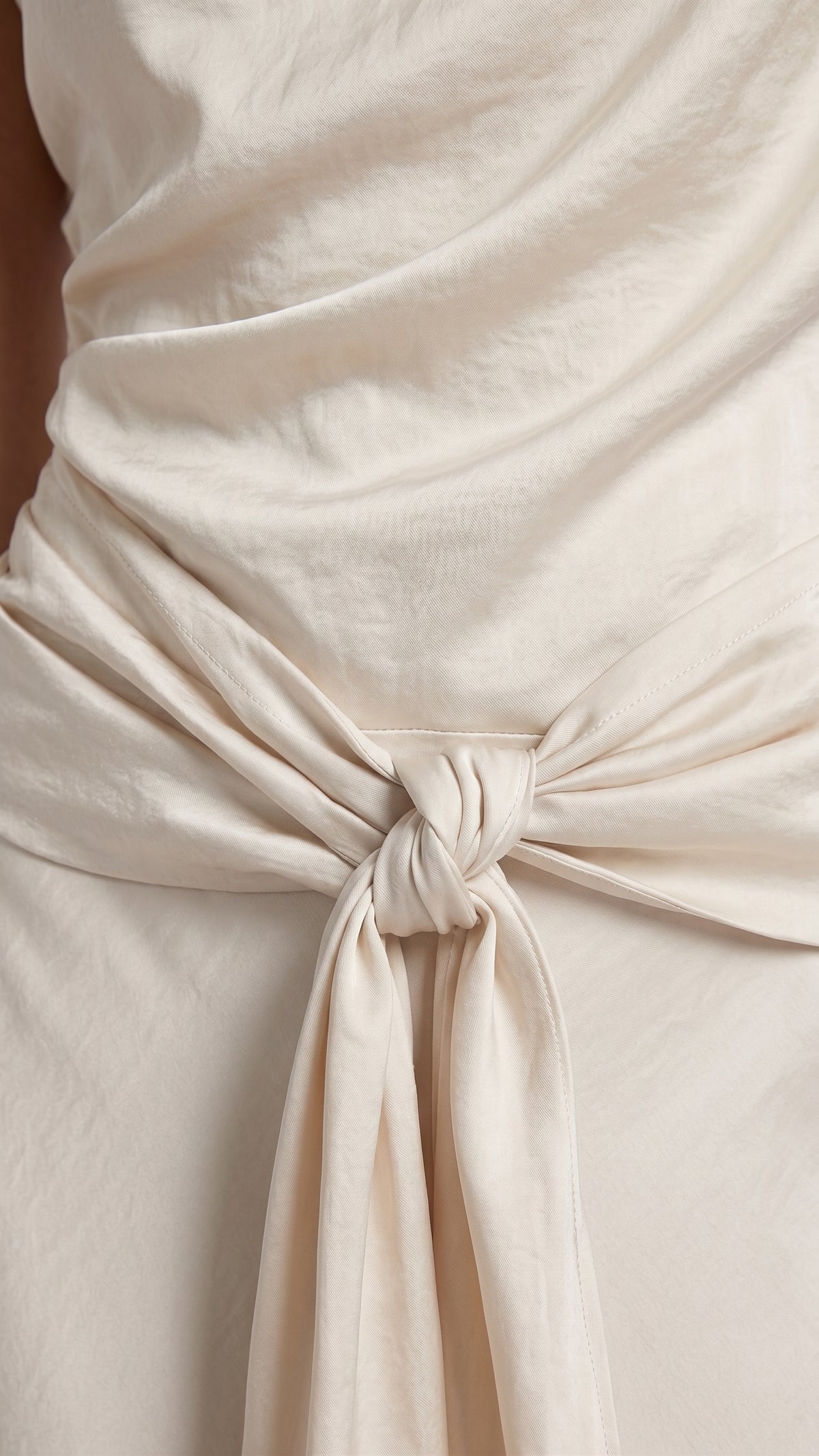 Vestido Midi Satinado con Cuello Barco y Nudo Frontal