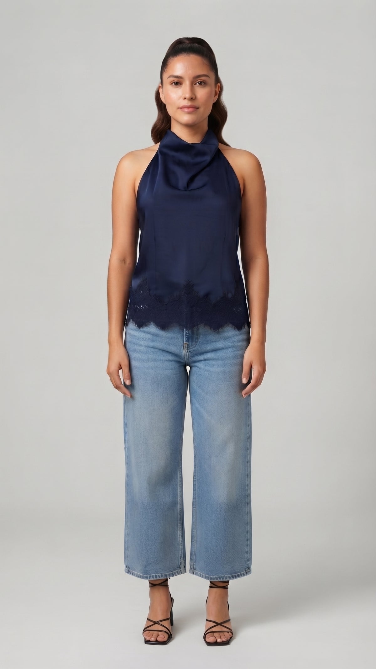 Top Halter de Satin con Detalle de Encaje