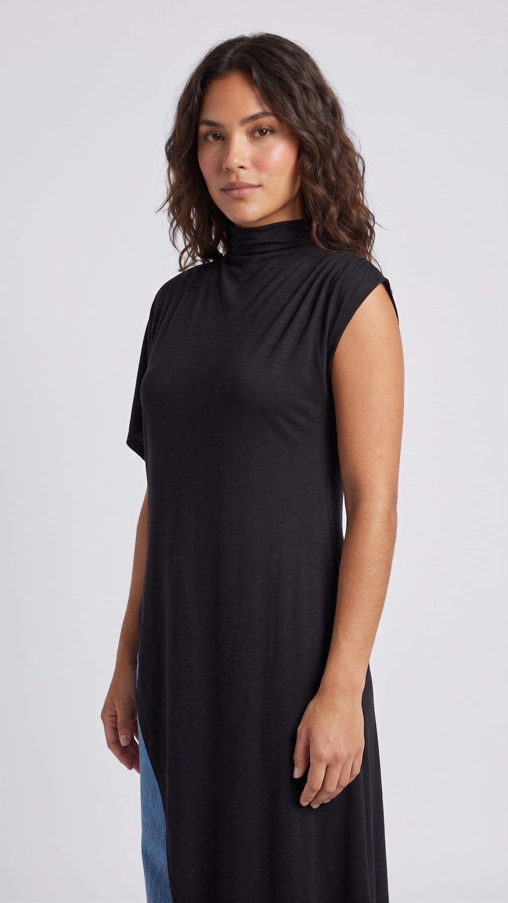 Blusa de Corte Asimétrico y Cuello Alto