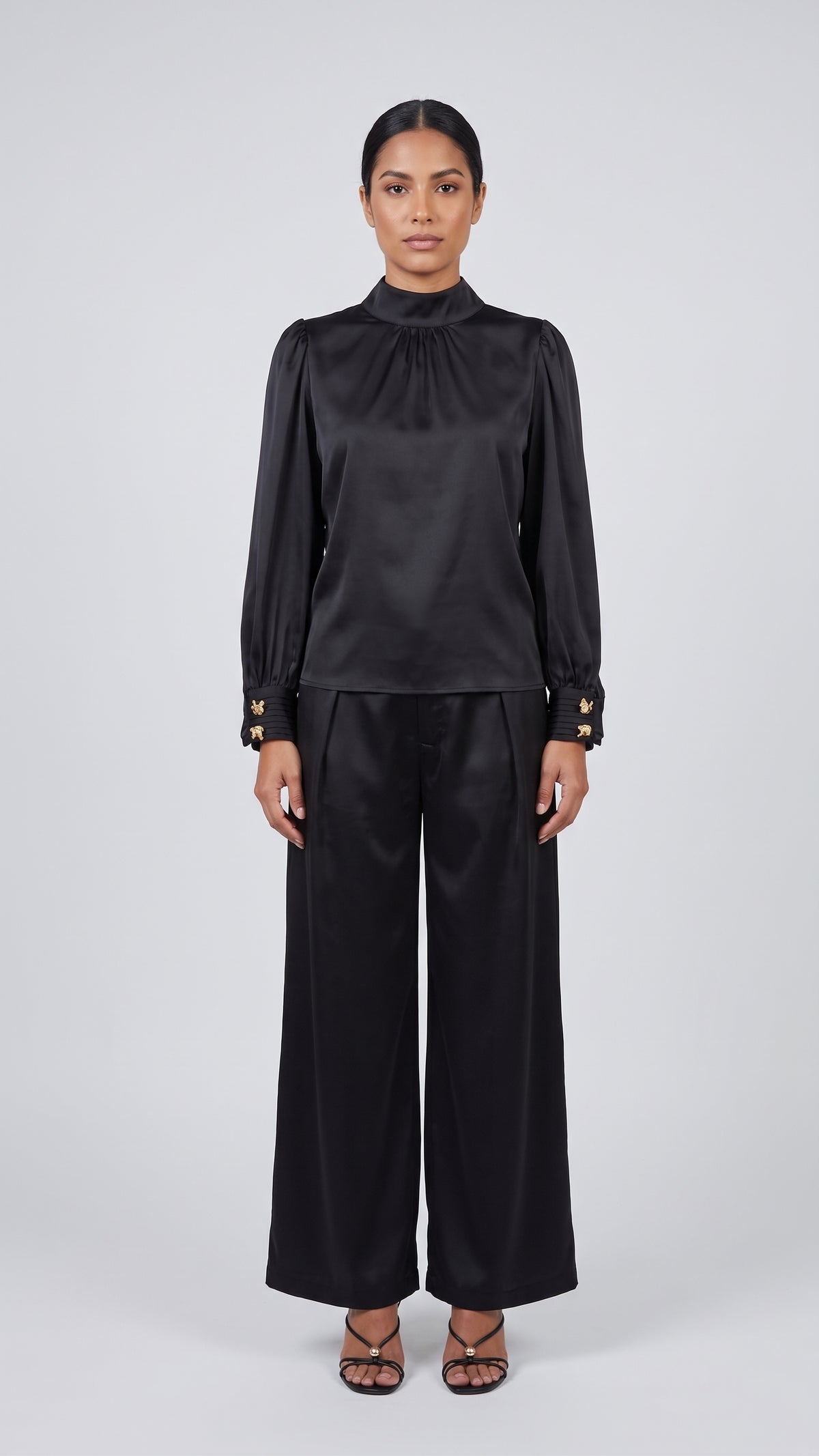 Blusa Satinada de Cuello Alto con Detalles Dorados