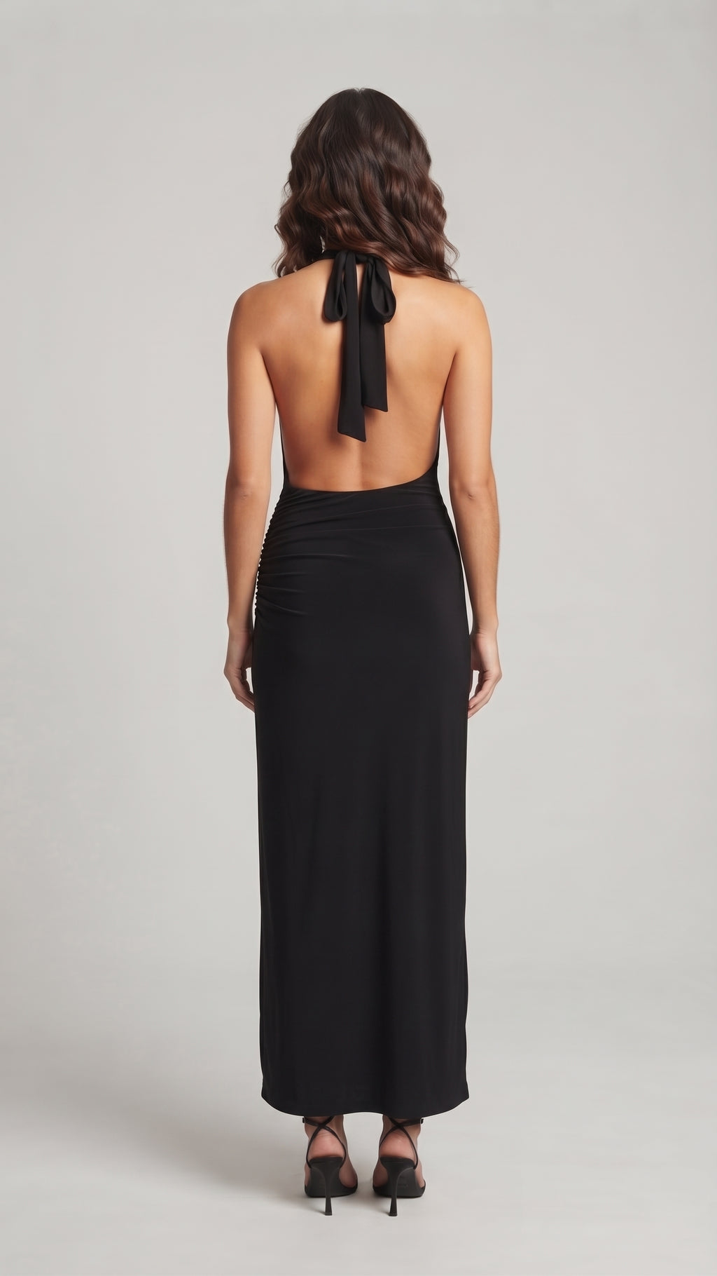 Vestido Largo con Cuello Halter y Drapeado Frontal