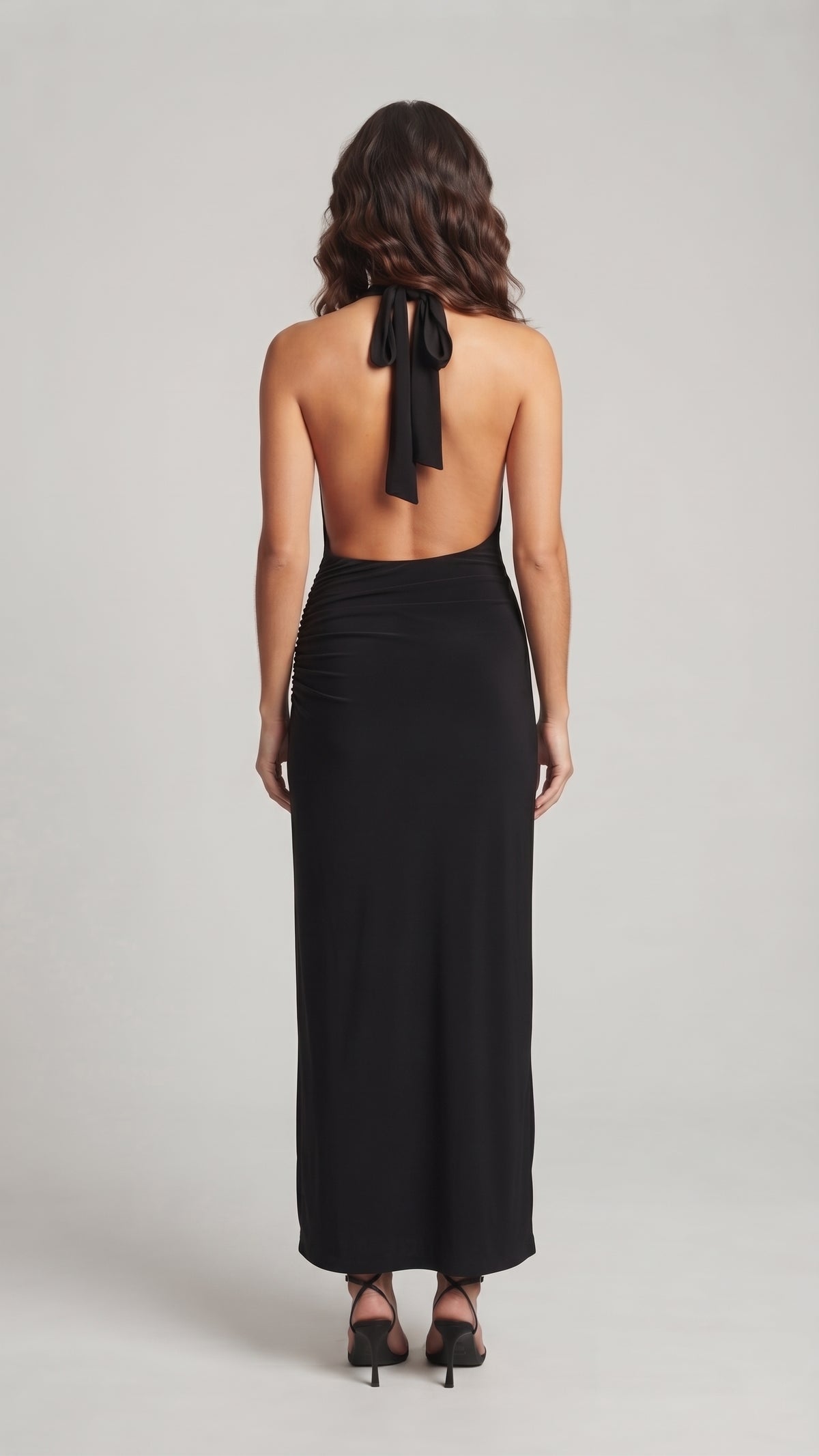 Vestido Largo con Cuello Halter y Drapeado Frontal